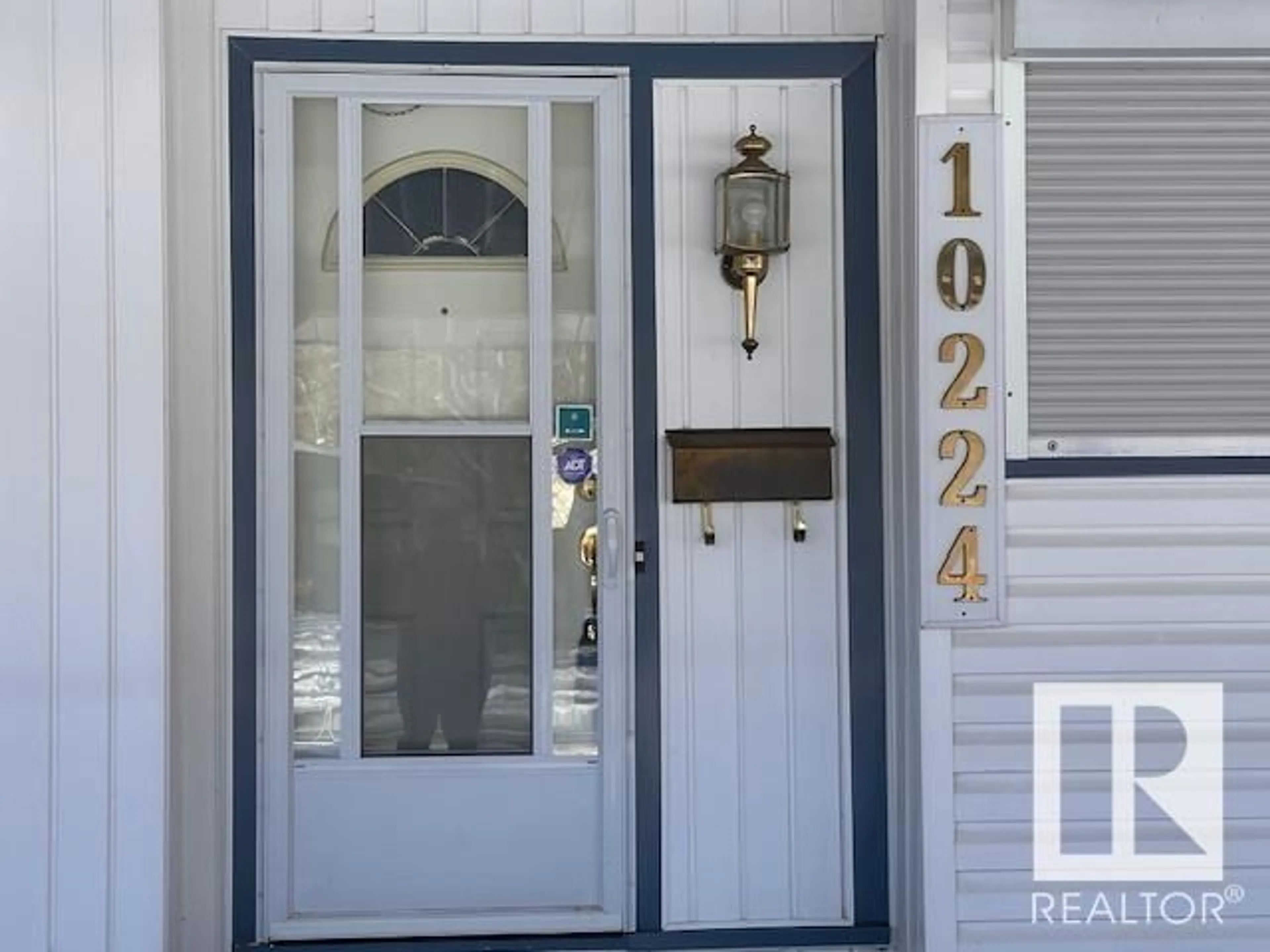 Indoor entryway for 10224 70 ST NW, Edmonton Alberta T6A2T4