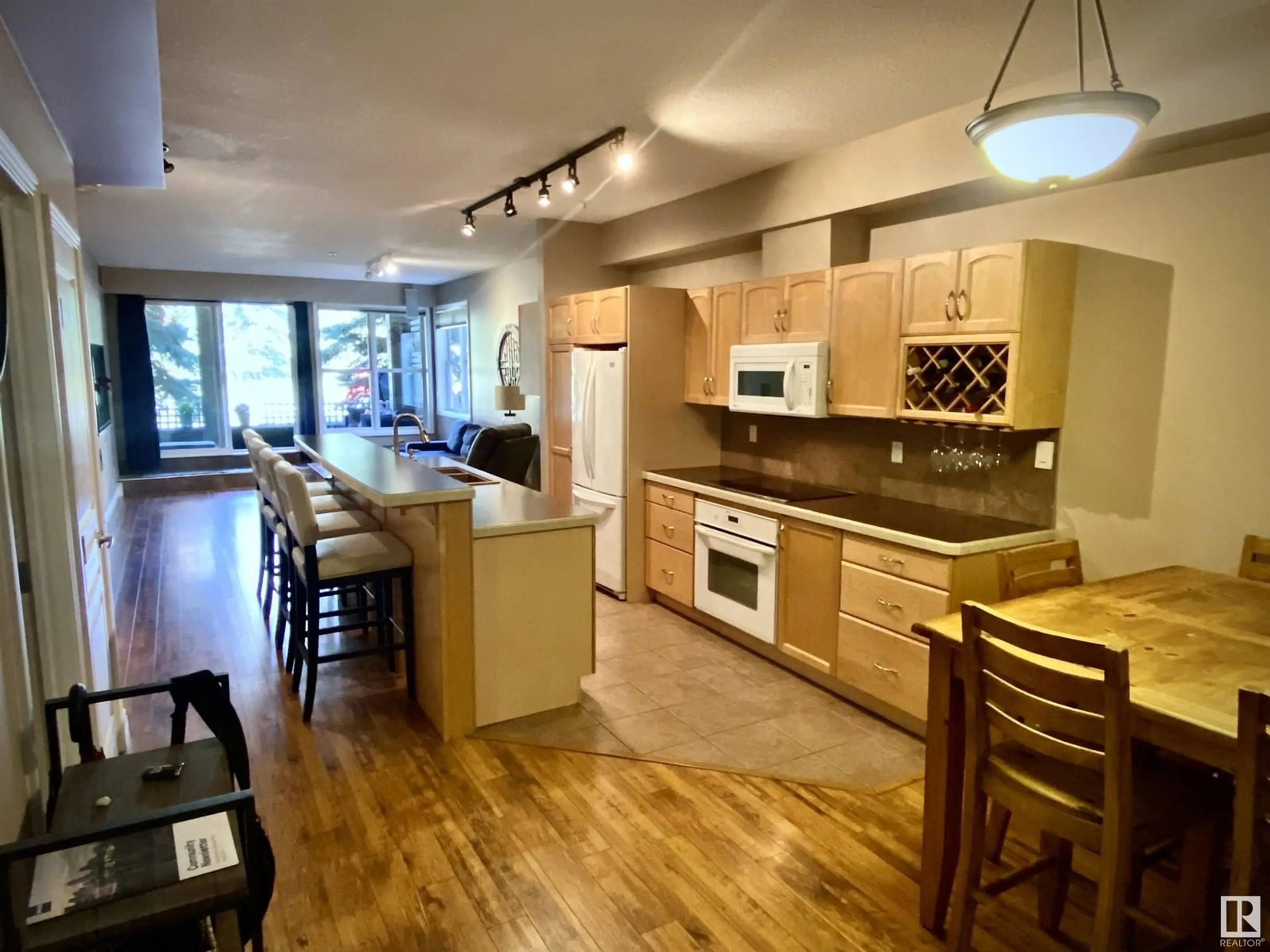Indoor foyer for 109 - 9804 101 ST, Edmonton Alberta T5K2X3
