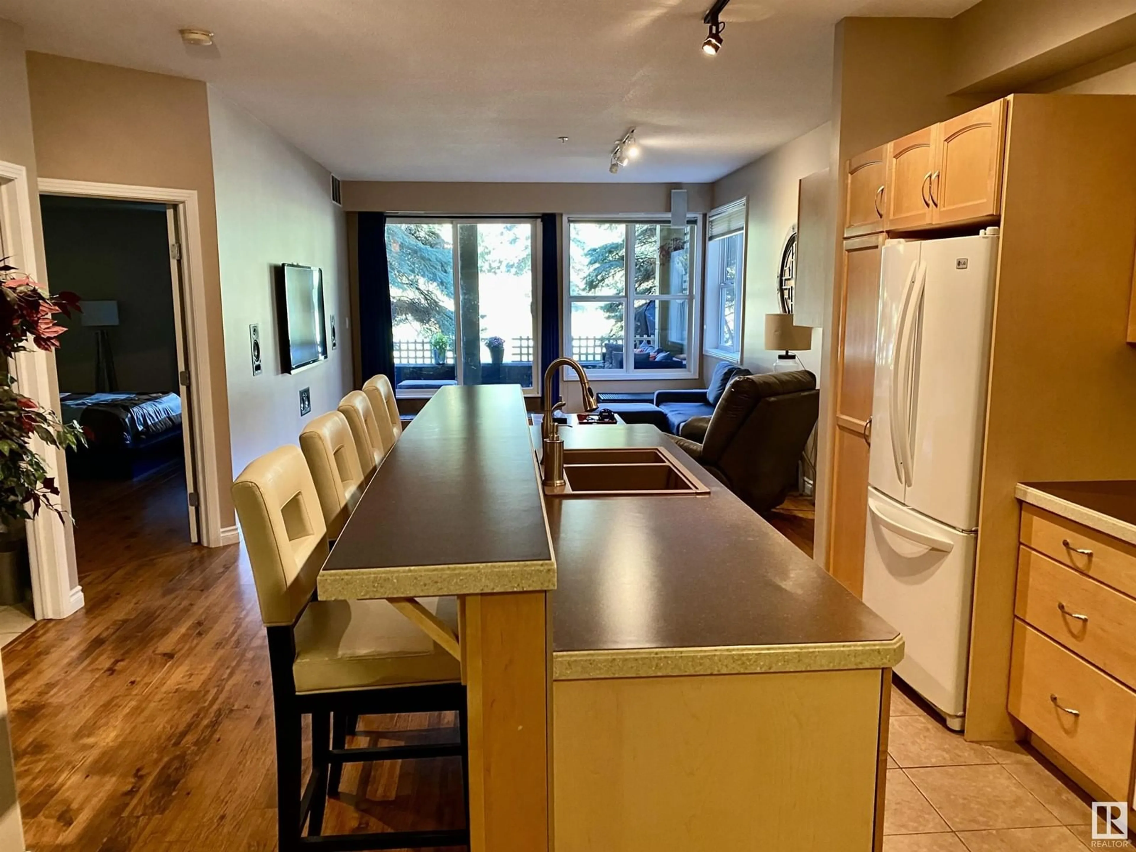 Indoor foyer for 109 - 9804 101 ST, Edmonton Alberta T5K2X3