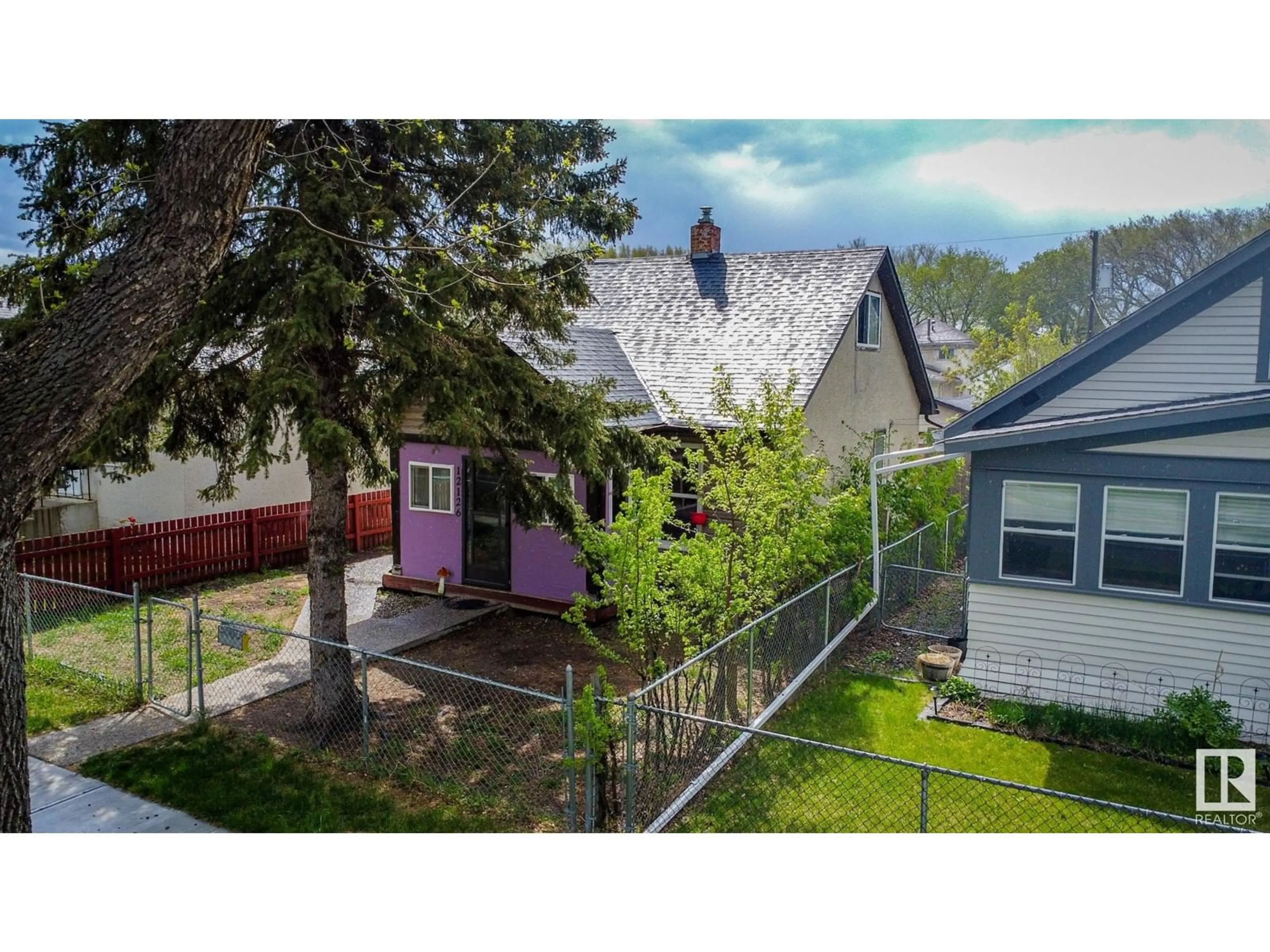 A pic from outside/outdoor area/front of a property/back of a property/a pic from drone, street for 12126 94 ST NW, Edmonton Alberta T5G1J9