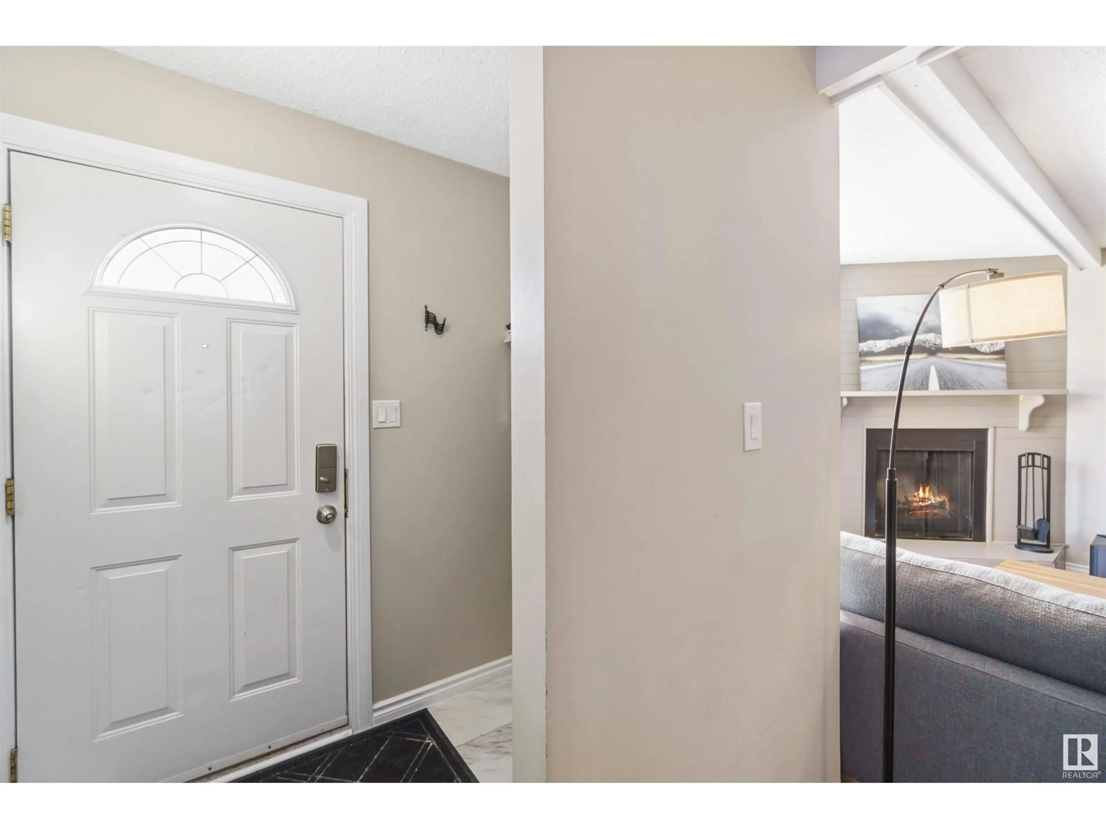 Indoor entryway for 140 MARLBOROUGH PL NW, Edmonton Alberta T5T1Y6