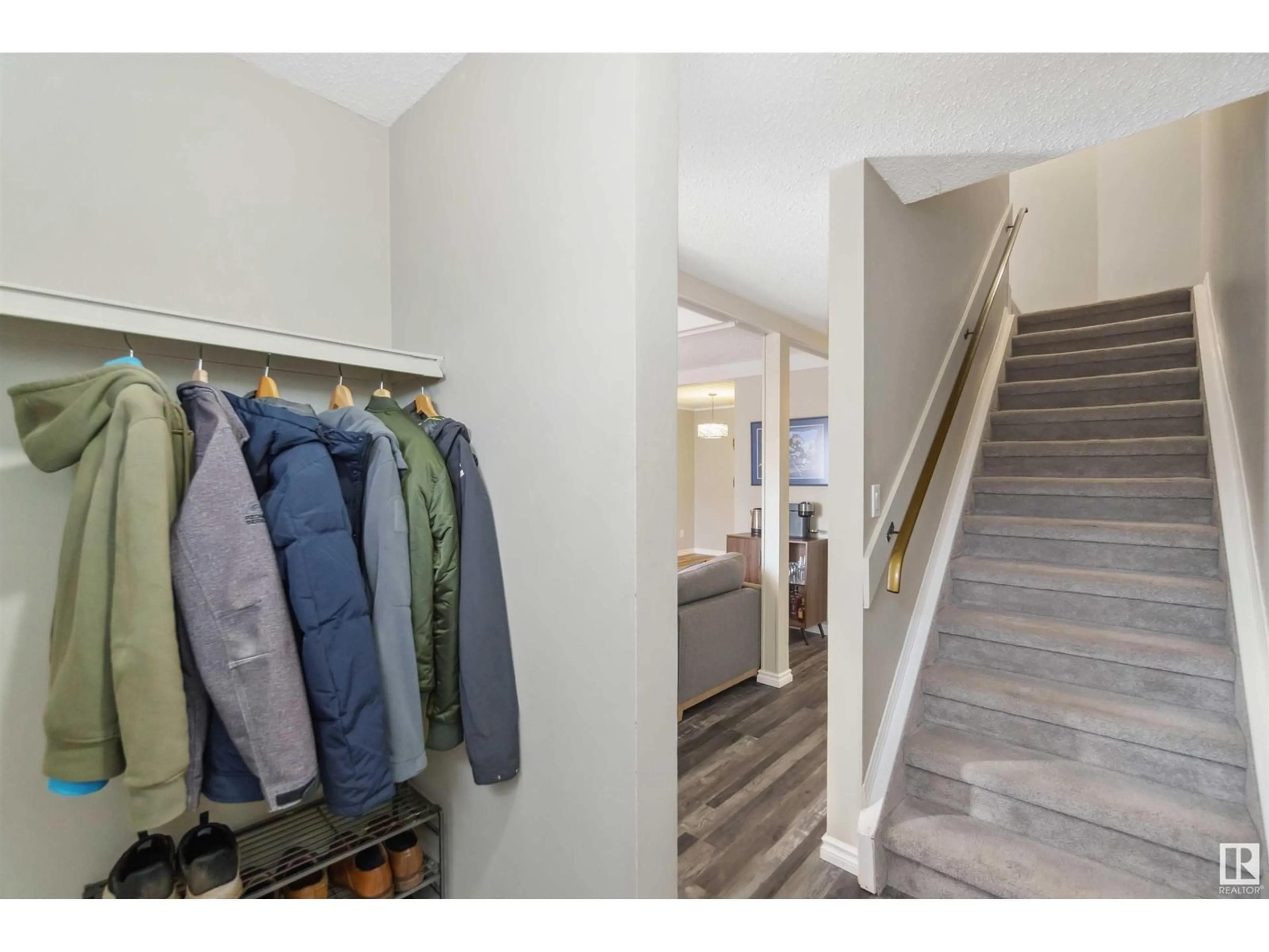 Indoor entryway for 140 MARLBOROUGH PL NW, Edmonton Alberta T5T1Y6