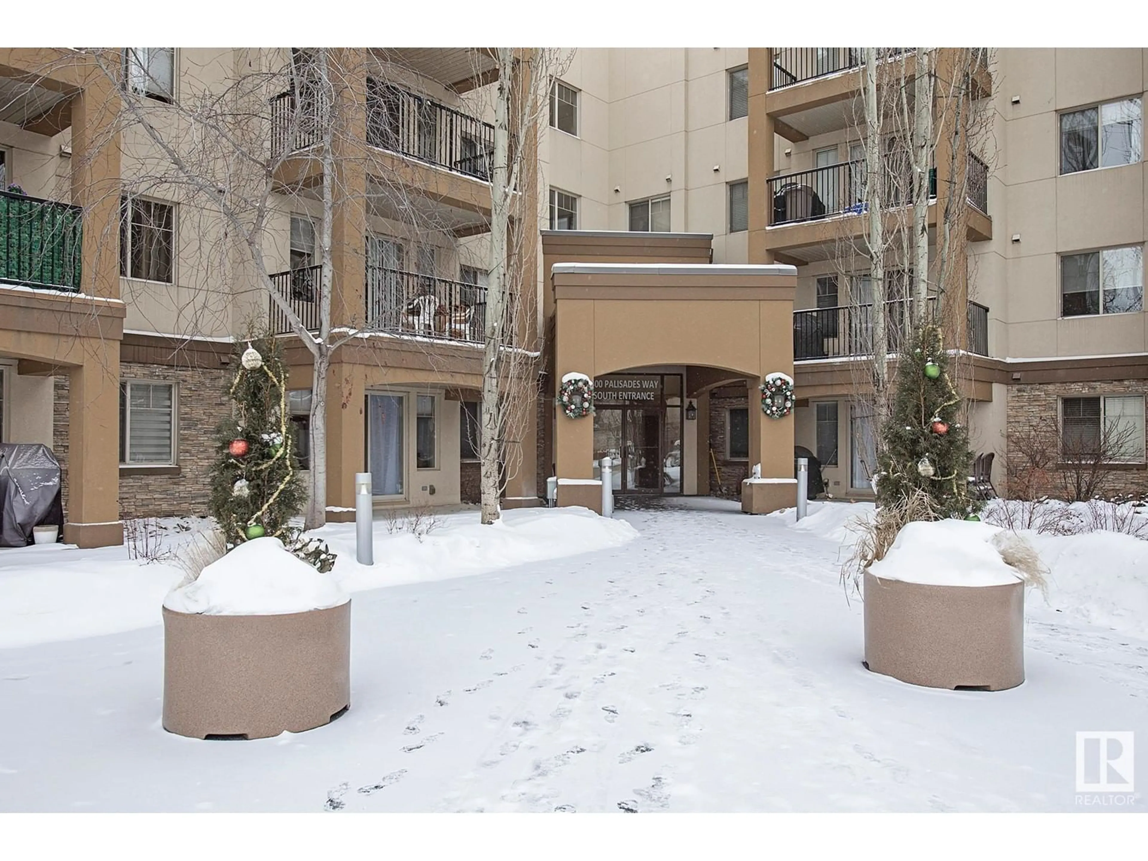 Indoor foyer for #422 400 PALISADES WY, Sherwood Park Alberta T8H0H4