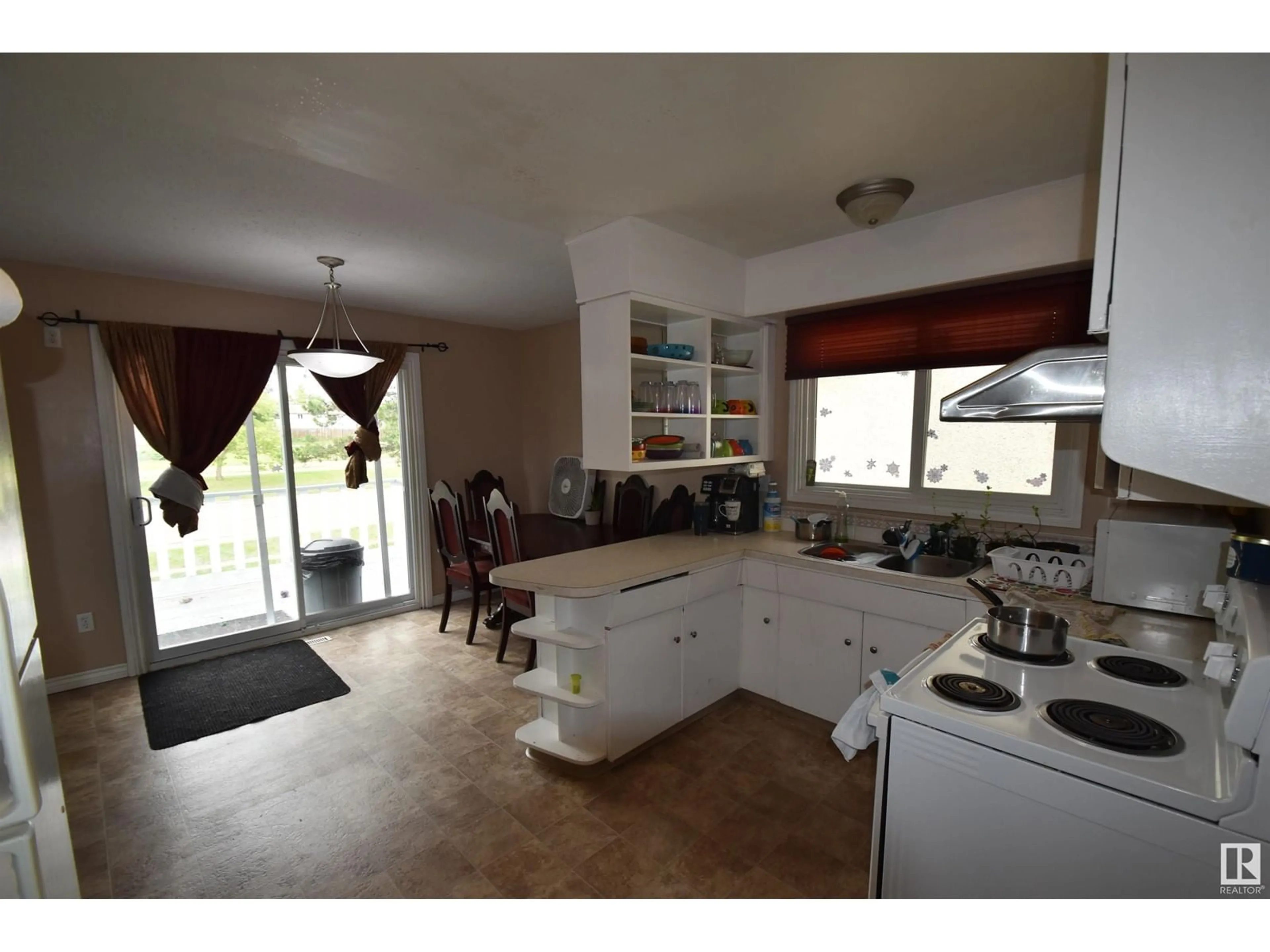 Open concept kitchen, ceramic/tile floor for 5137 53 AV, St. Paul Town Alberta T0A3A1