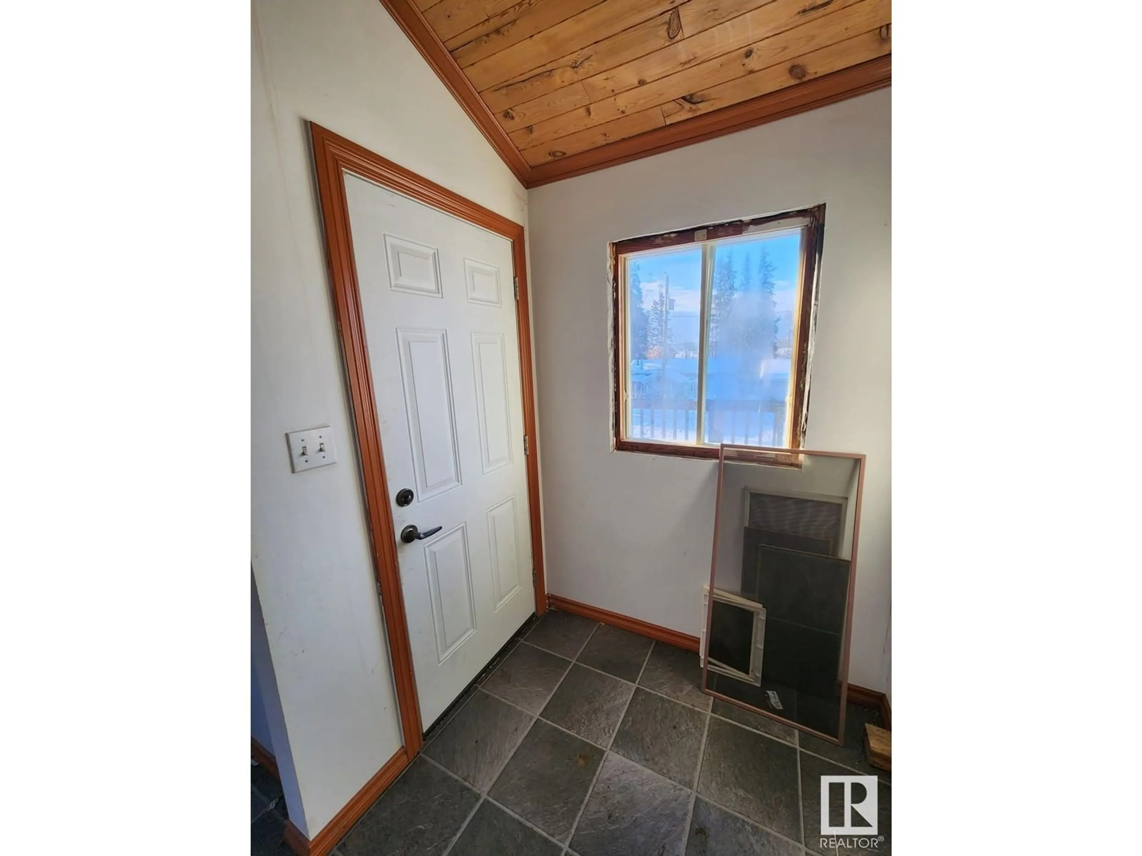 Indoor entryway for 9914 101 AV, Rural Lac Ste. Anne County Alberta T0E0L0