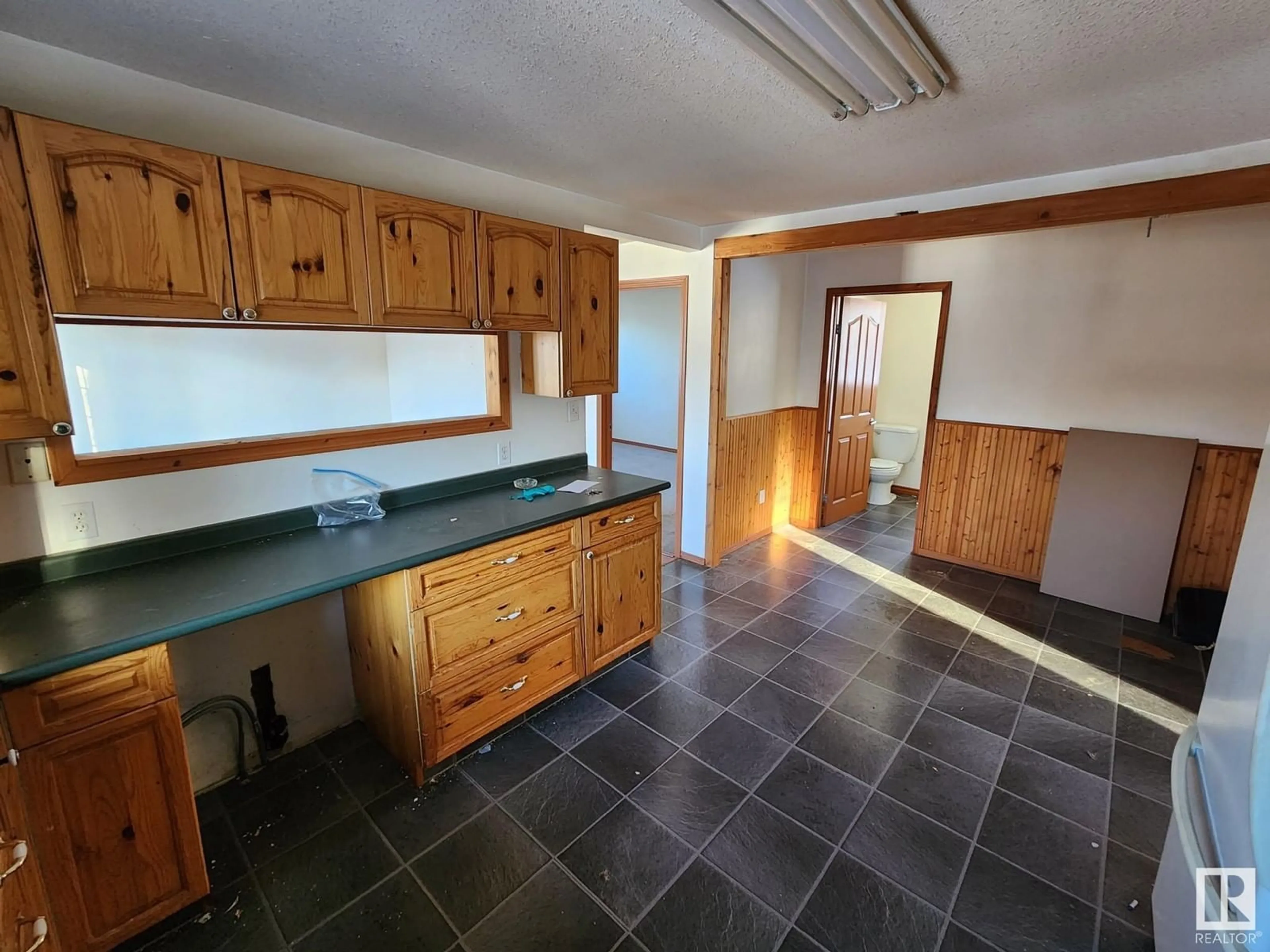 Standard kitchen, unknown for 9914 101 AV, Rural Lac Ste. Anne County Alberta T0E0L0