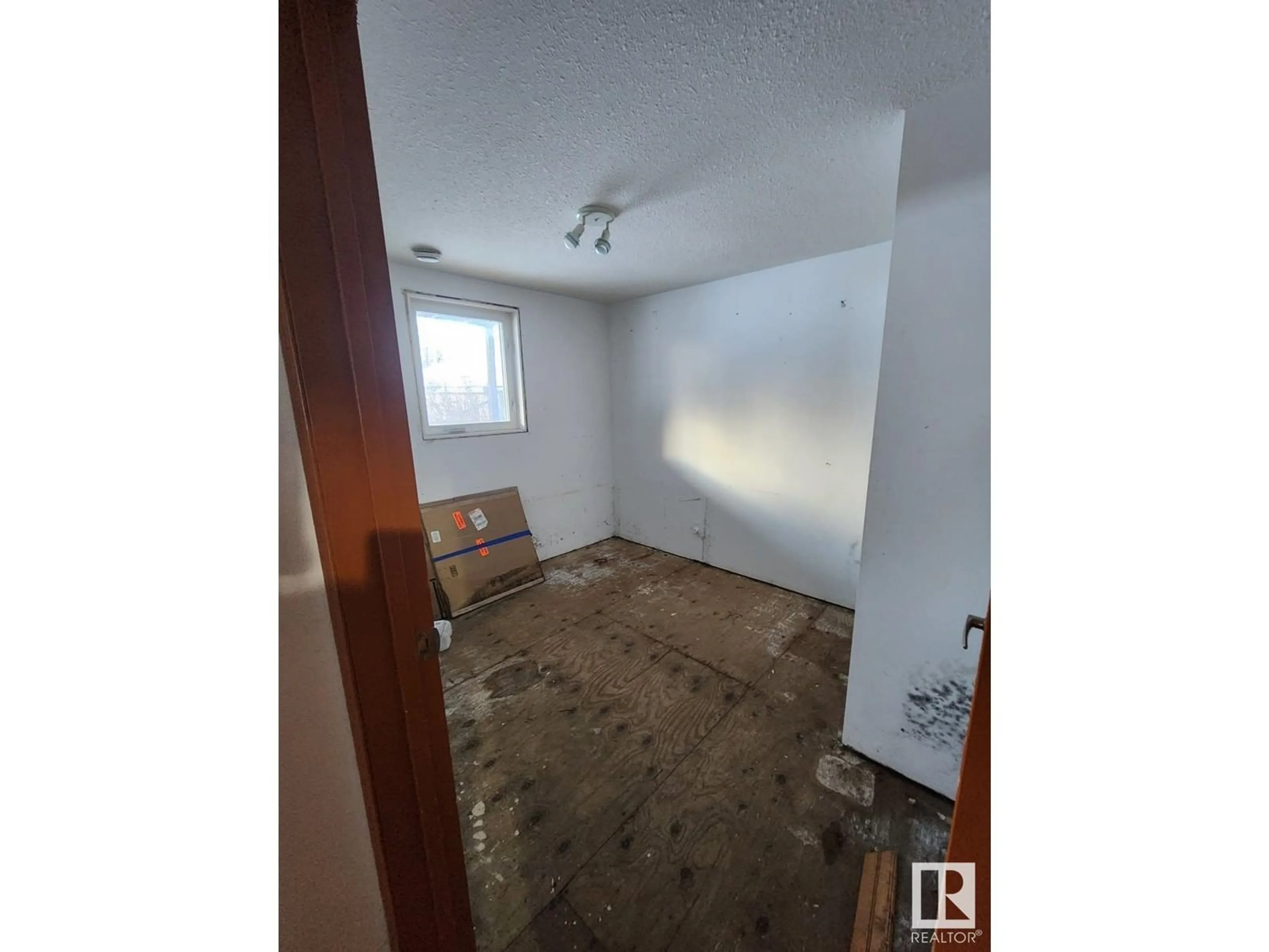 A pic of a room for 9914 101 AV, Rural Lac Ste. Anne County Alberta T0E0L0