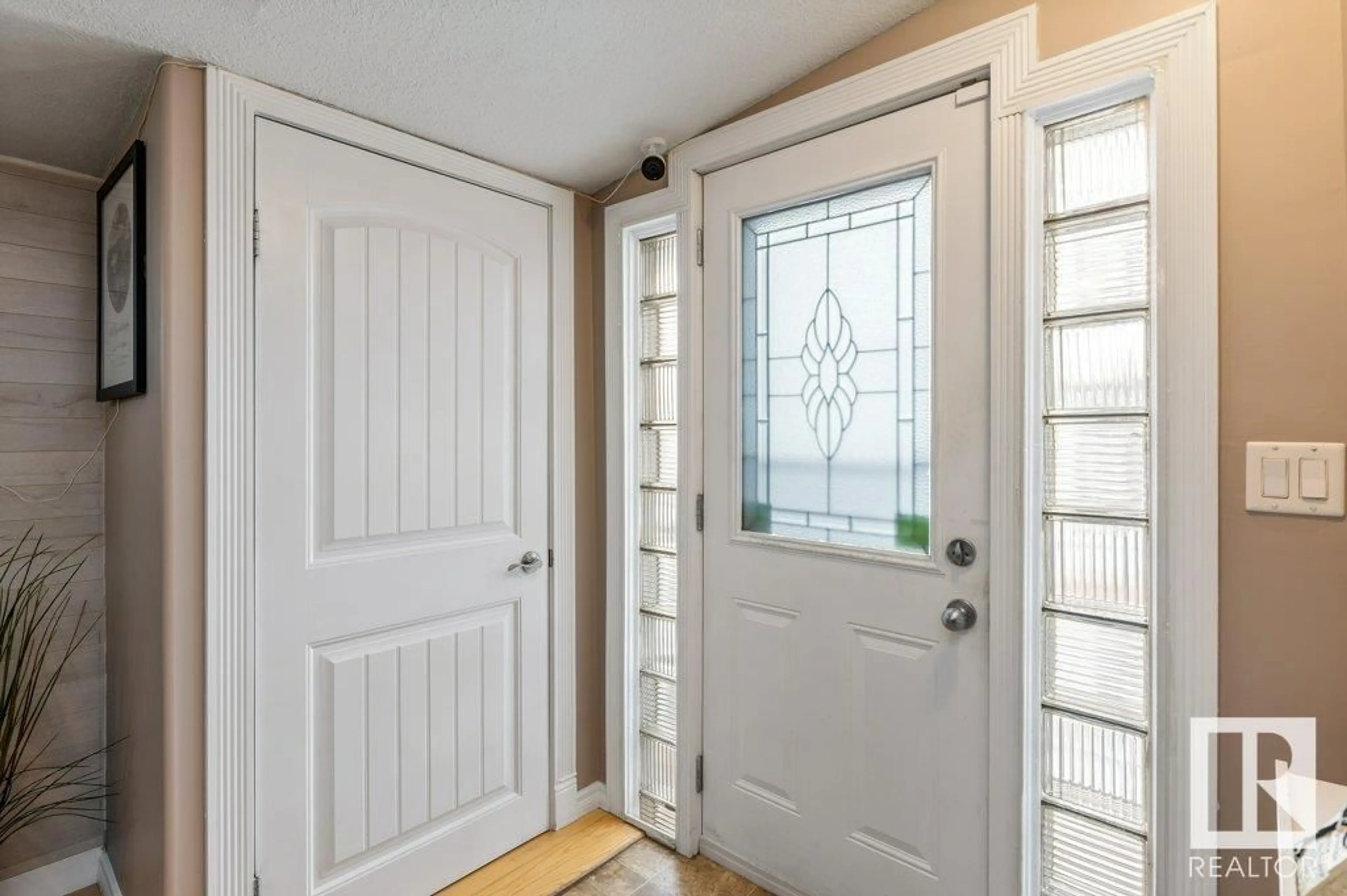 Indoor entryway for 11519 65 ST NW, Edmonton Alberta T5W4K9