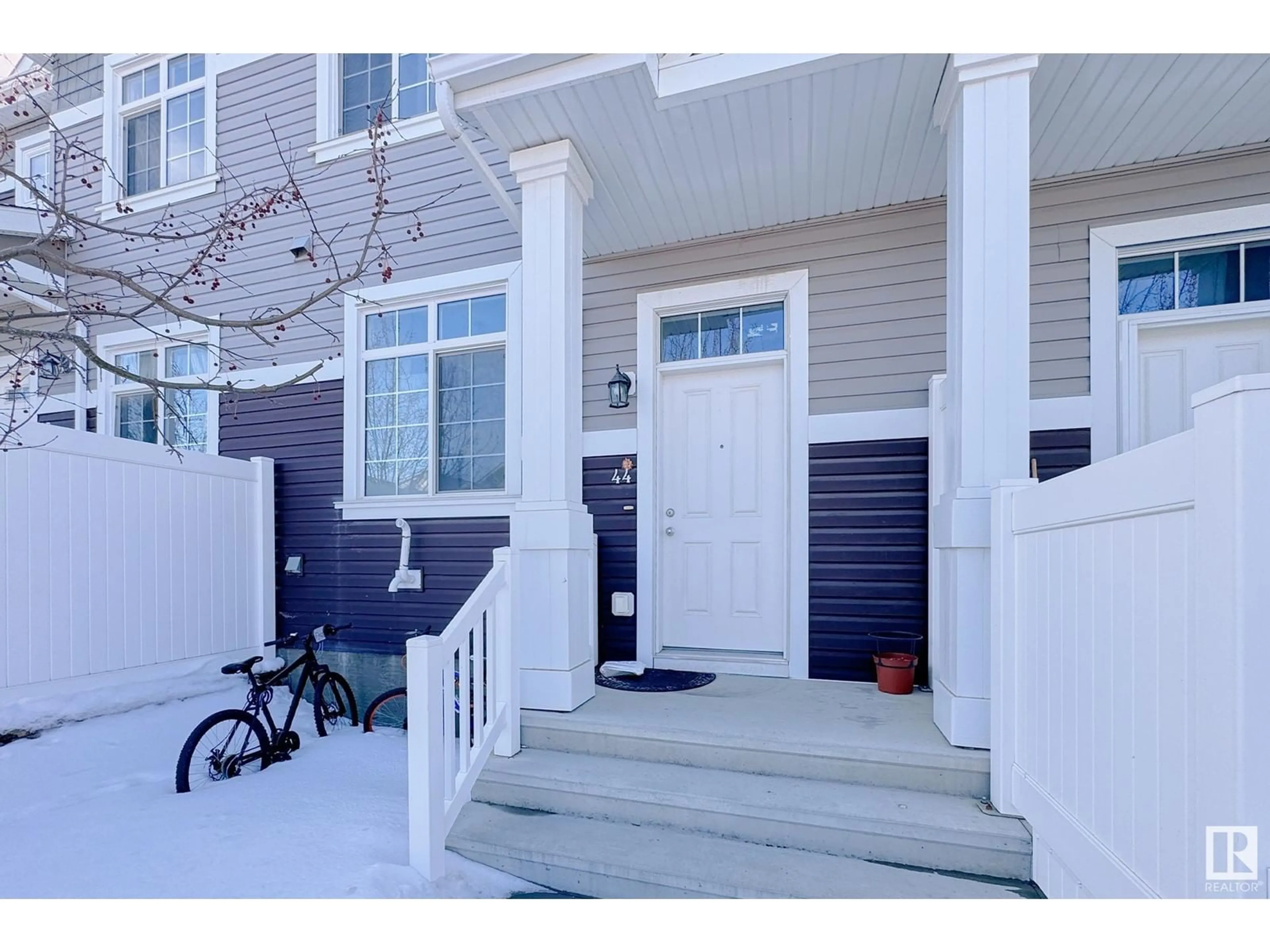 Indoor entryway for #44 9151 SHAW WY SW, Edmonton Alberta T6X1W7