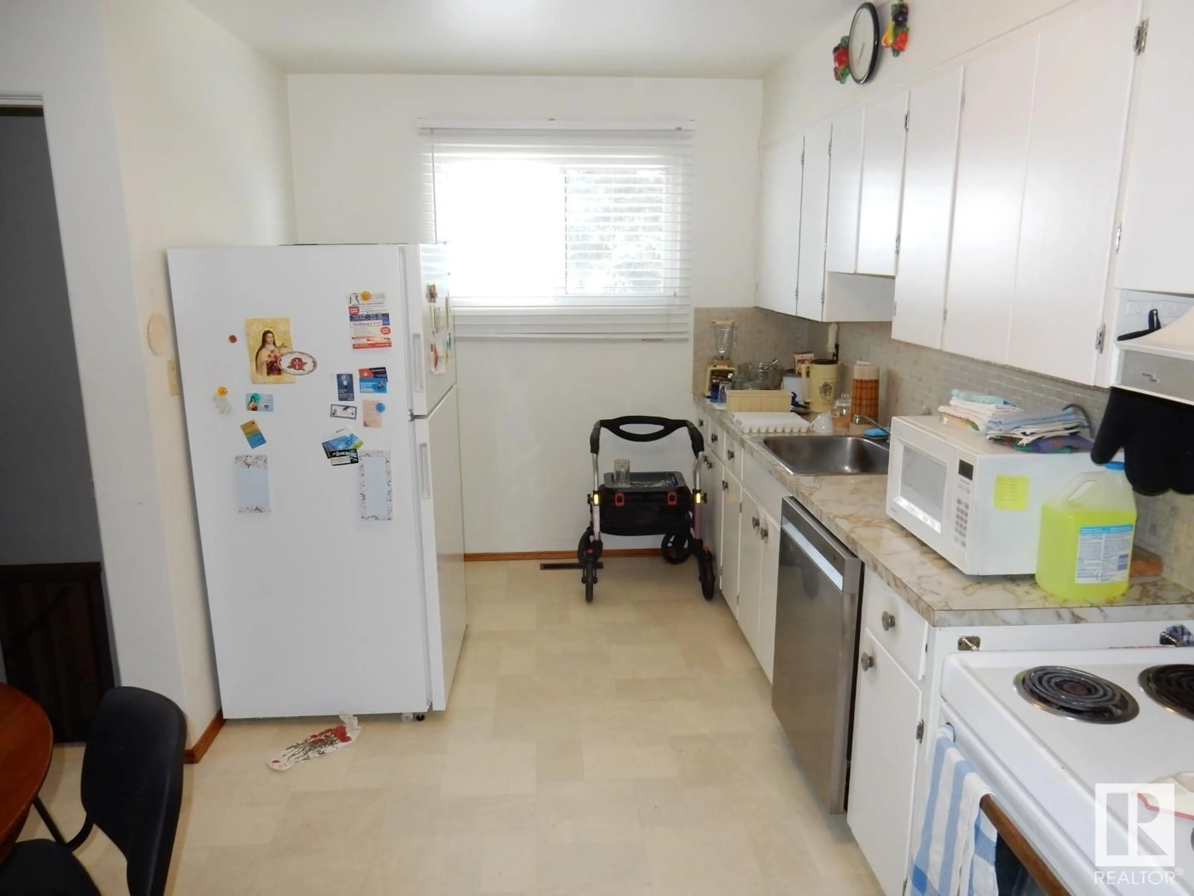 Standard kitchen, unknown for 10407 50 ST NW, Edmonton Alberta T6A2C3