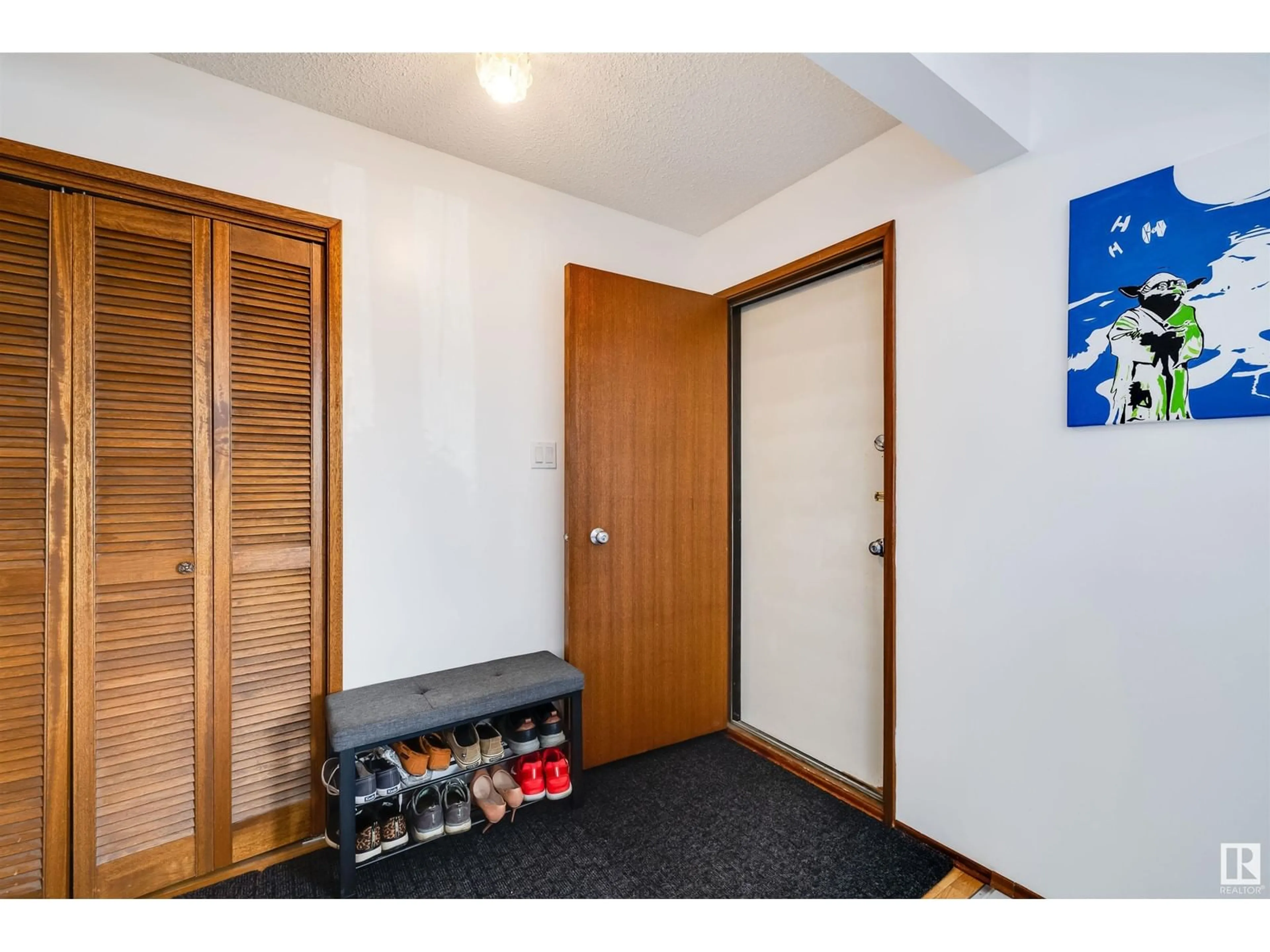 Indoor entryway for 14016 95A ST NW, Edmonton Alberta T5E5Z4