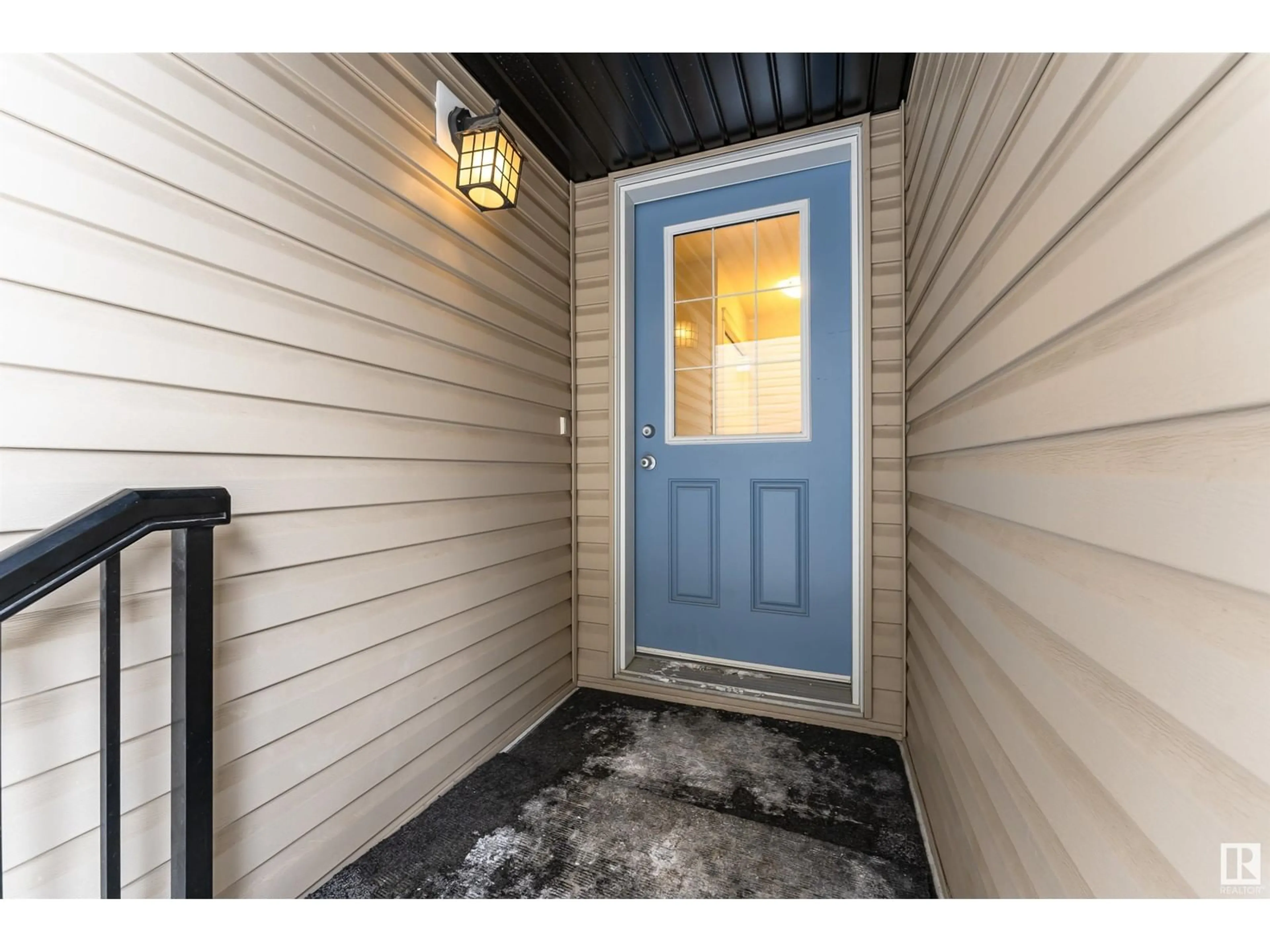 Indoor entryway for 3116 16 AV NW, Edmonton Alberta T6T0T8