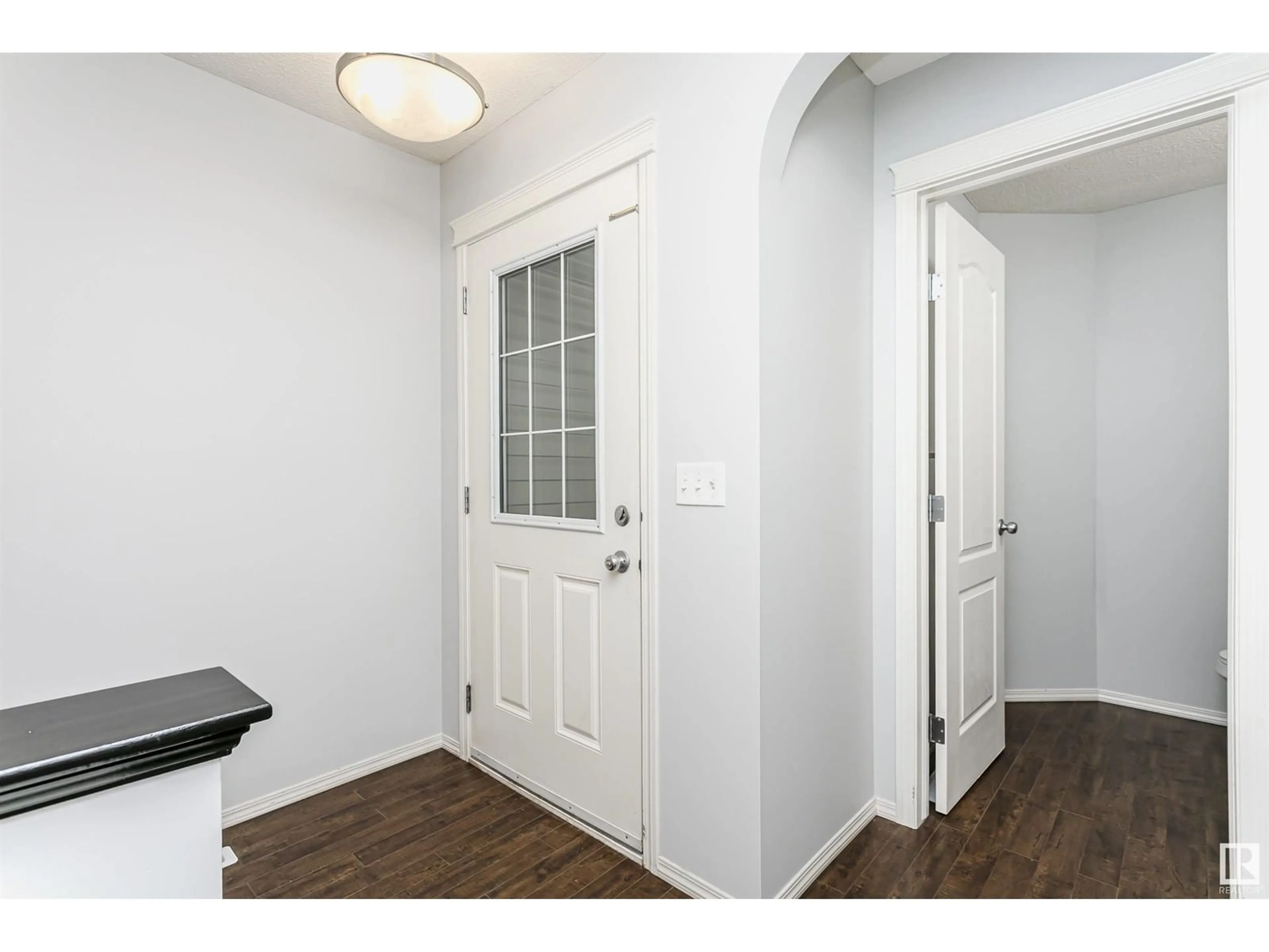 Indoor entryway for 3116 16 AV NW, Edmonton Alberta T6T0T8