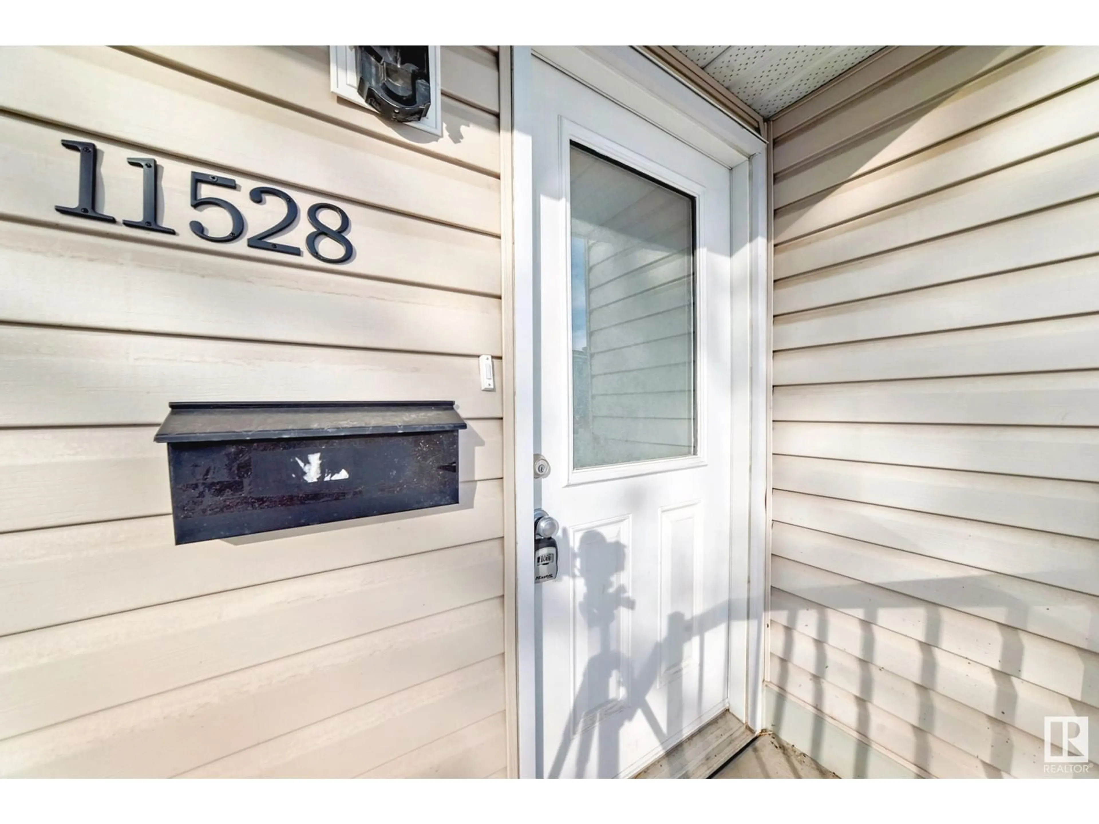 Indoor entryway for 11528 139 AV NW, Edmonton Alberta T5X3L4