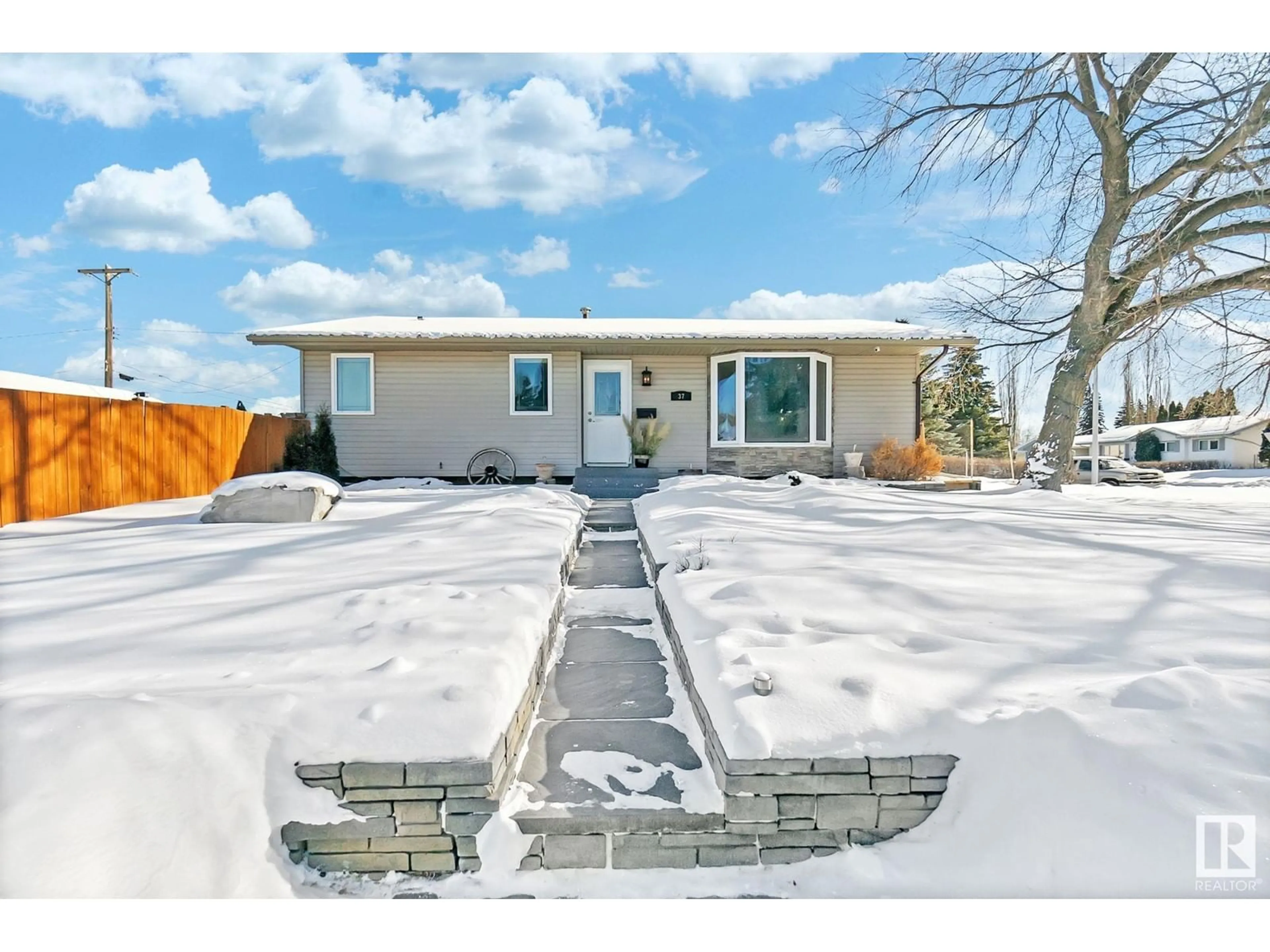 A pic from outside/outdoor area/front of a property/back of a property/a pic from drone, street for 37 ARLINGTON ST, Spruce Grove Alberta T7X2C1