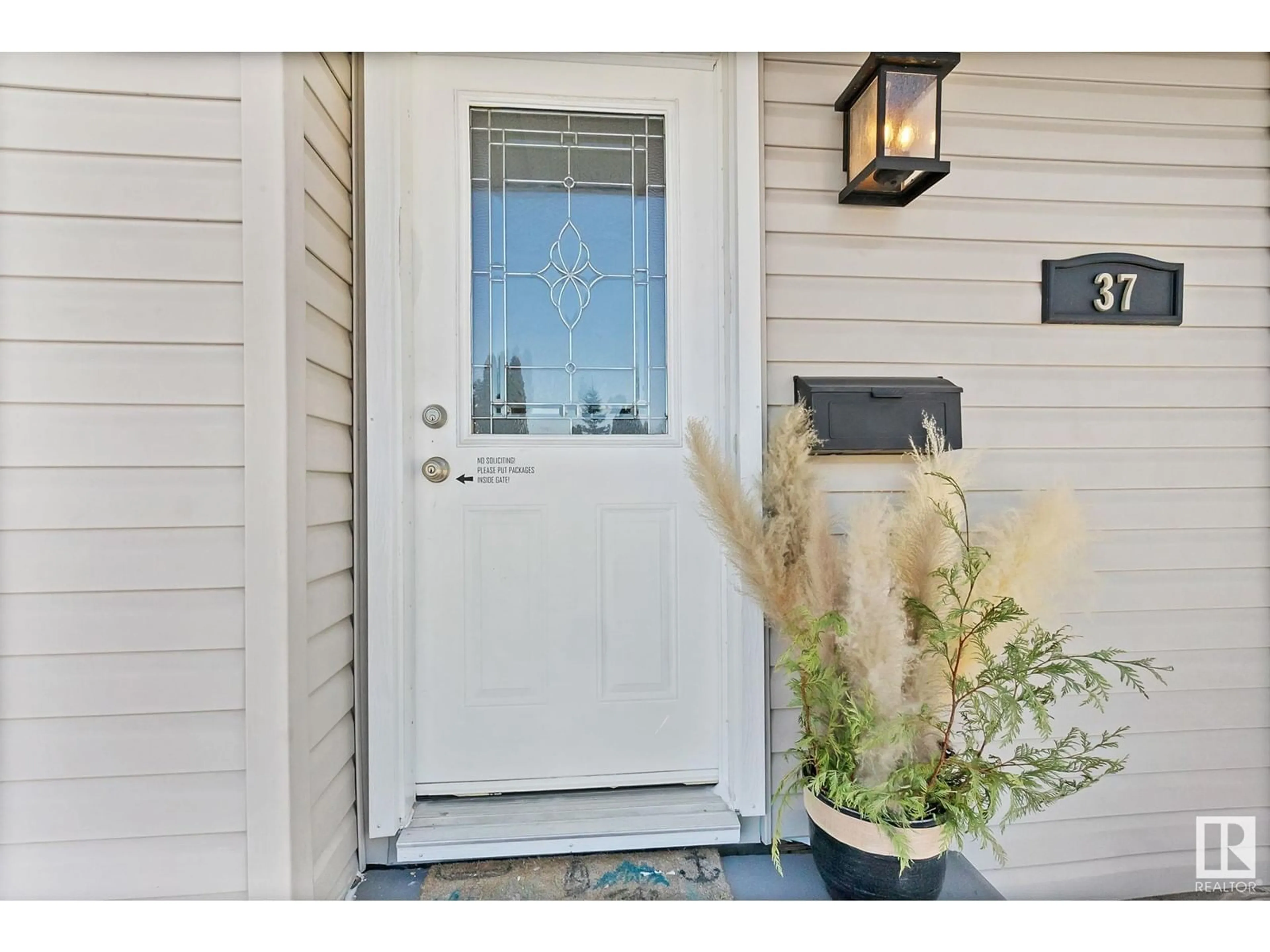 Indoor entryway for 37 ARLINGTON ST, Spruce Grove Alberta T7X2C1