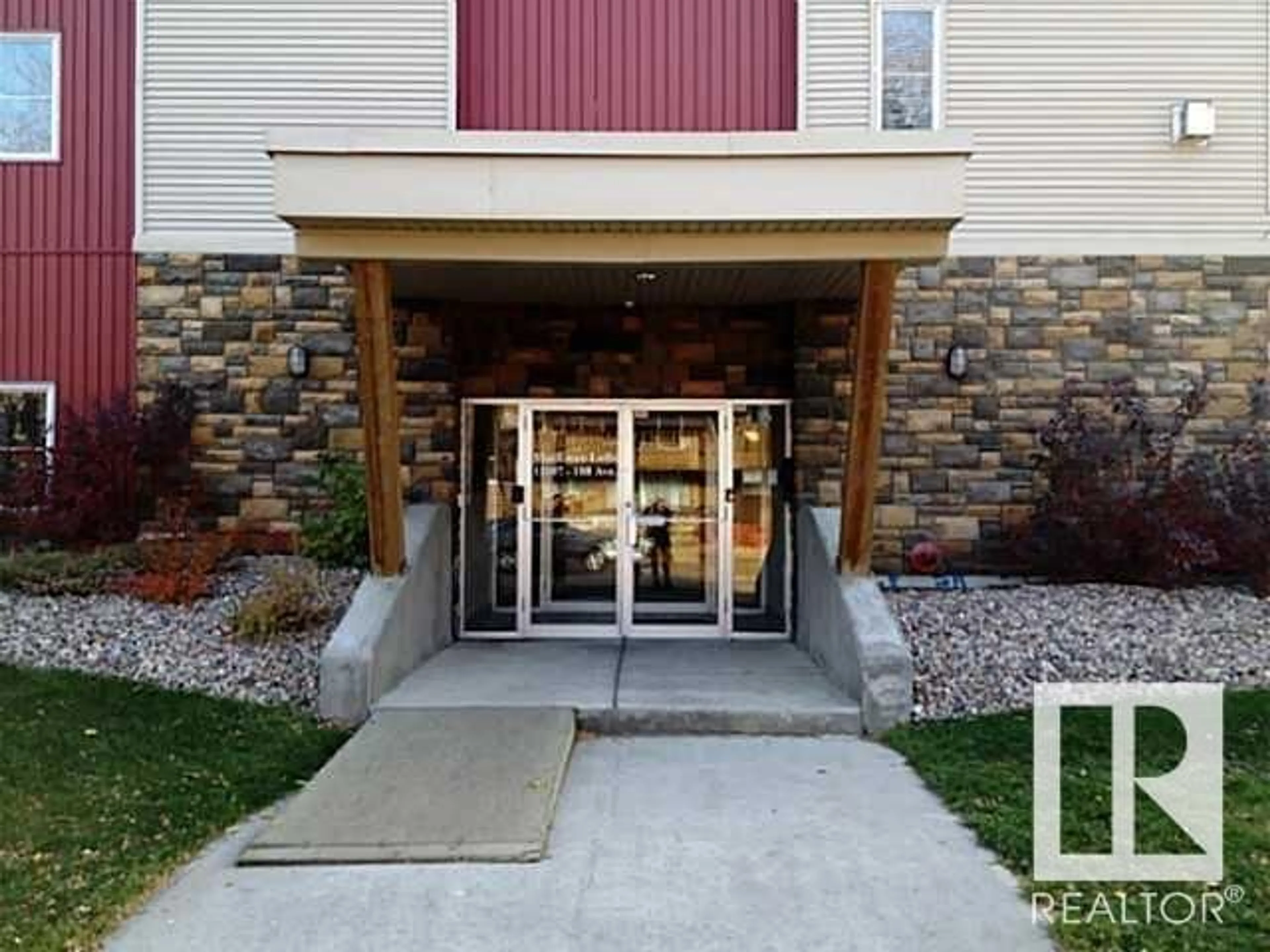 Indoor foyer for #403 11107 108 AV NW, Edmonton Alberta T5H4J3