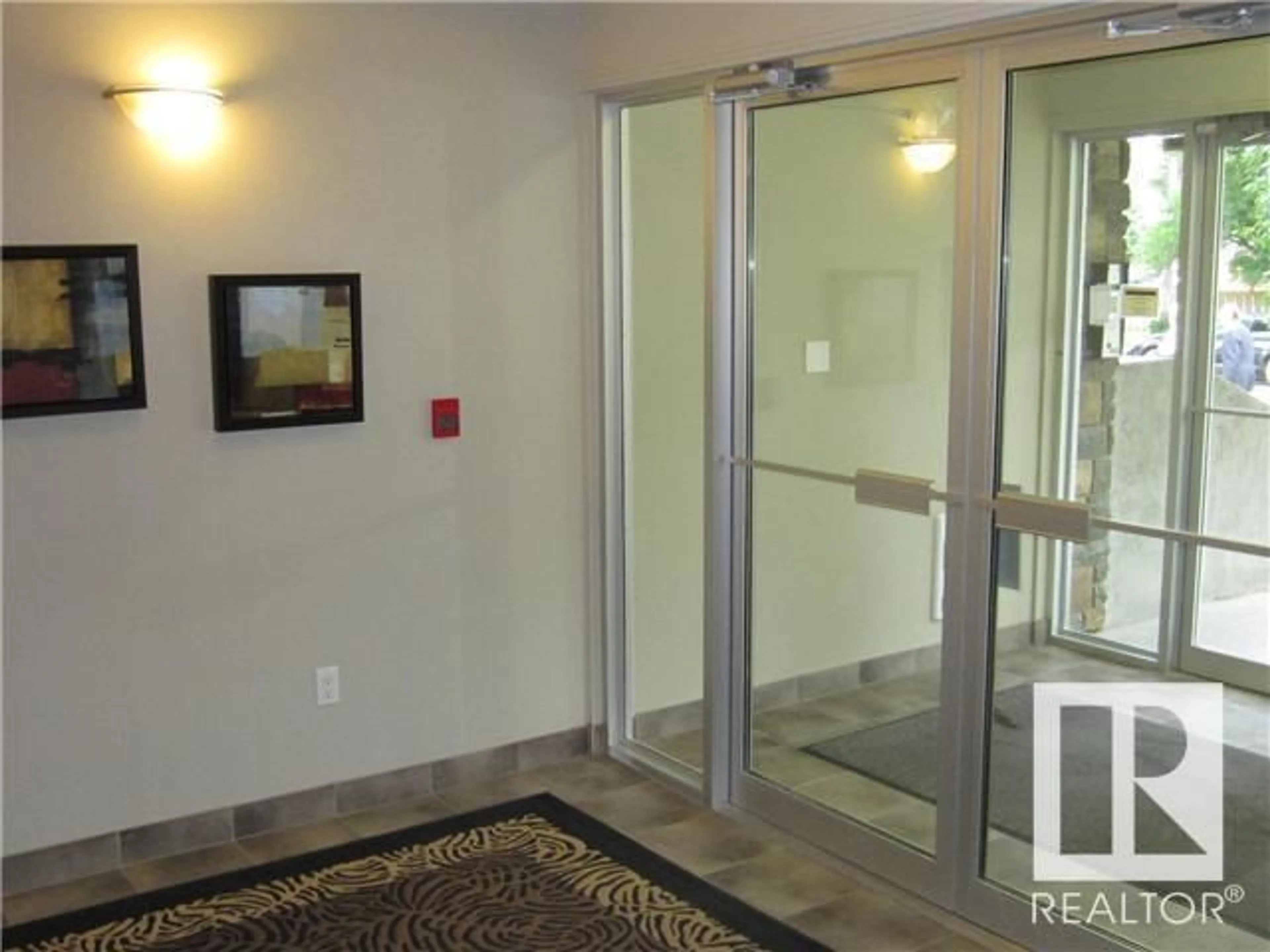 Indoor foyer for #403 11107 108 AV NW, Edmonton Alberta T5H4J3