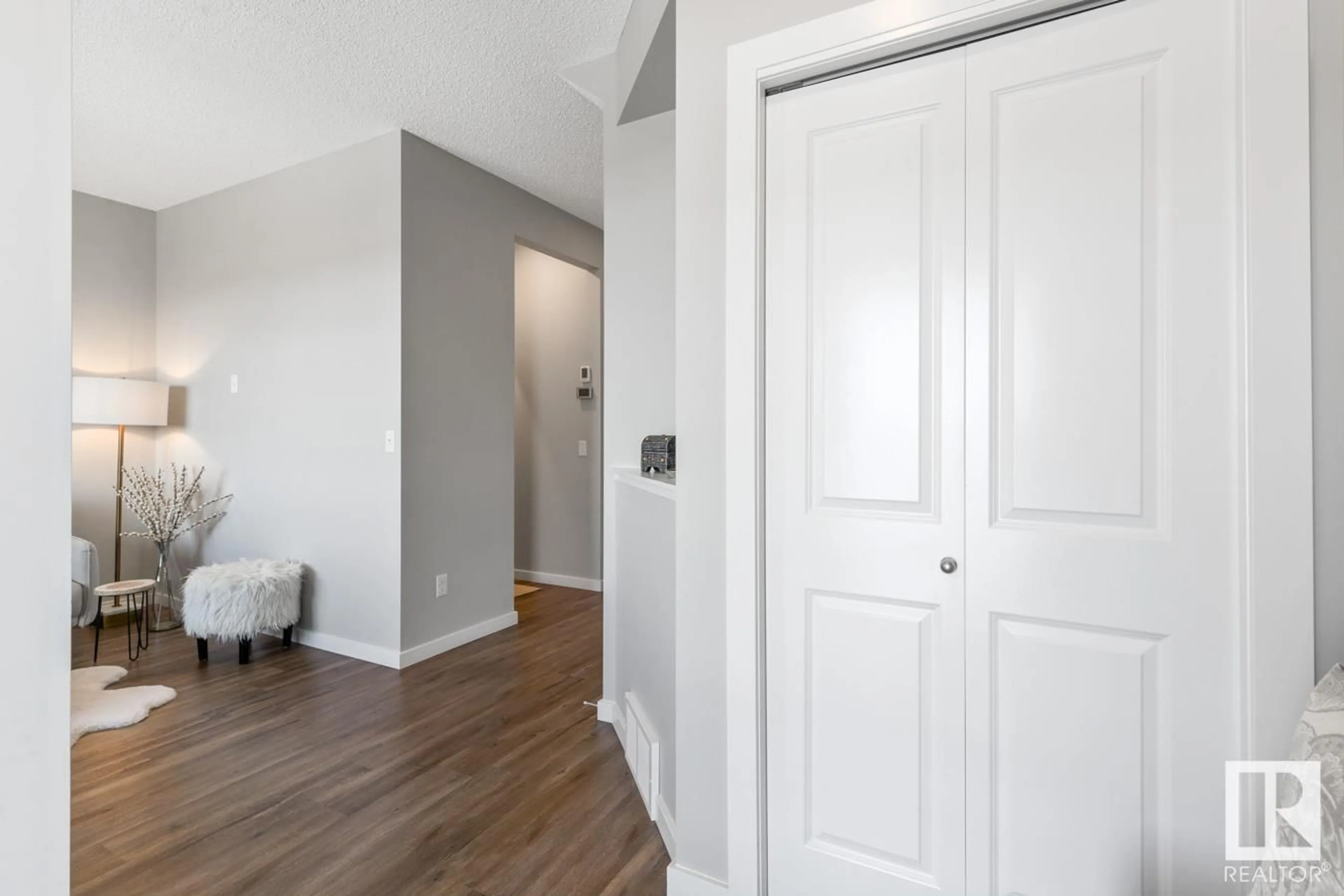 Indoor entryway for 22413 83A AV NW, Edmonton Alberta T5T7R2