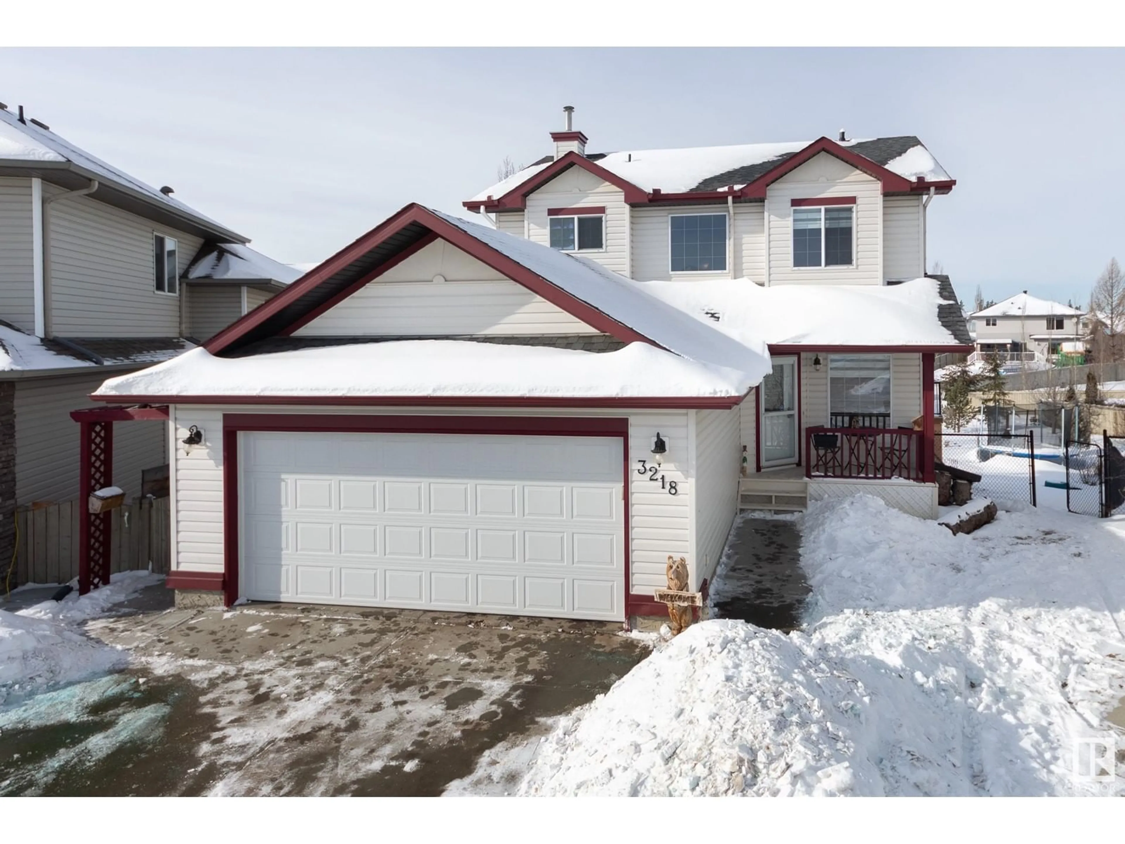 Home with vinyl exterior material, street for 3218 31 AV NW, Edmonton Alberta T6T1X4