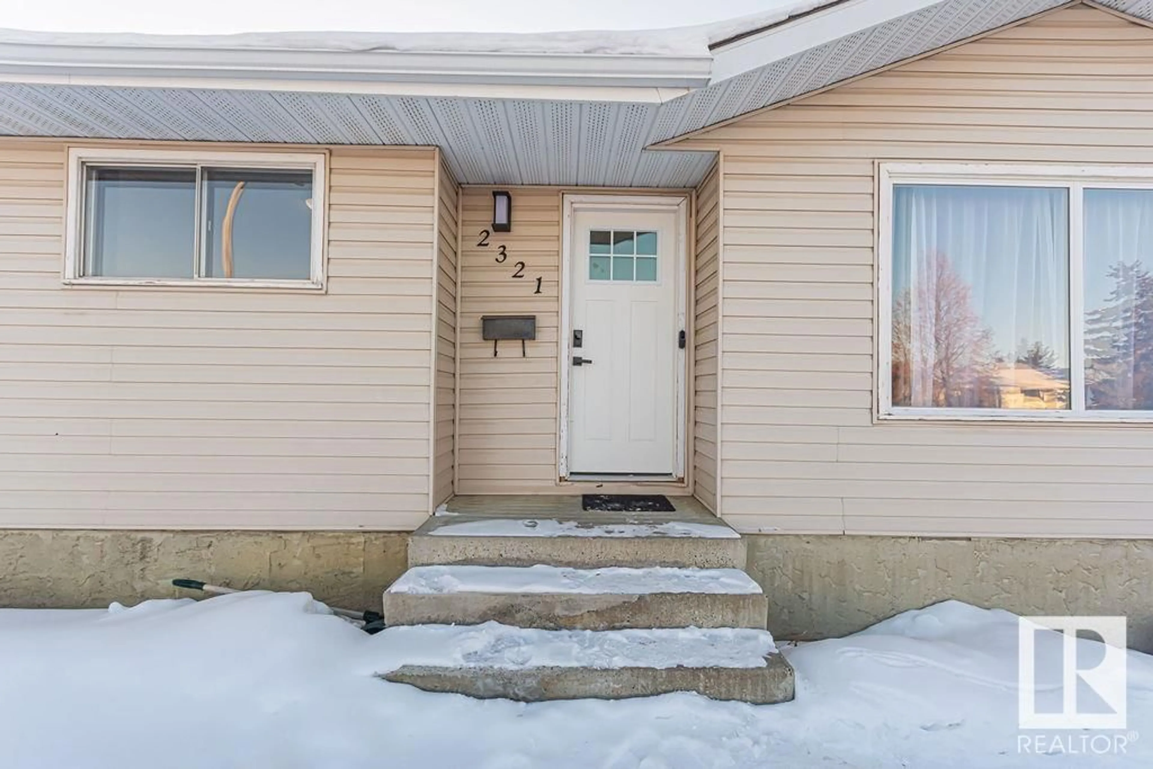 Indoor entryway for 2321 MILLBOURNE RD W NW, Edmonton Alberta T6K1E2