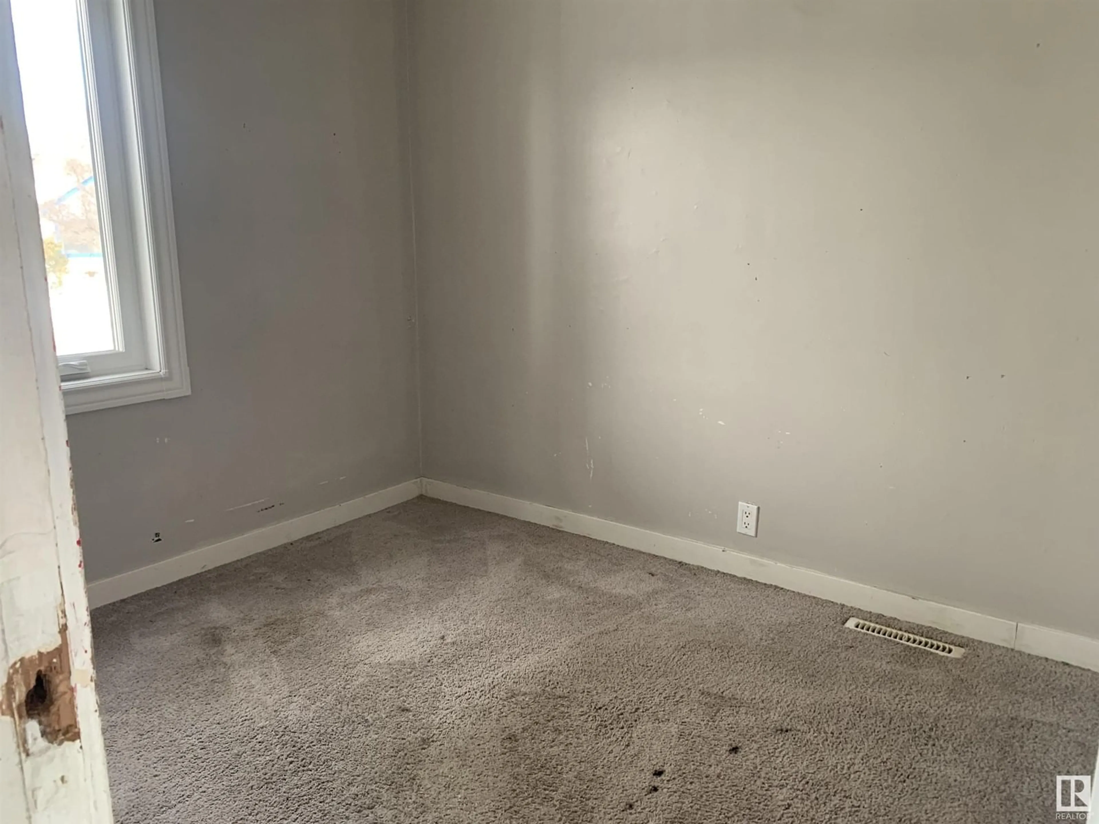 A pic of a room for 11939 63 ST NW, Edmonton Alberta T5W4G2