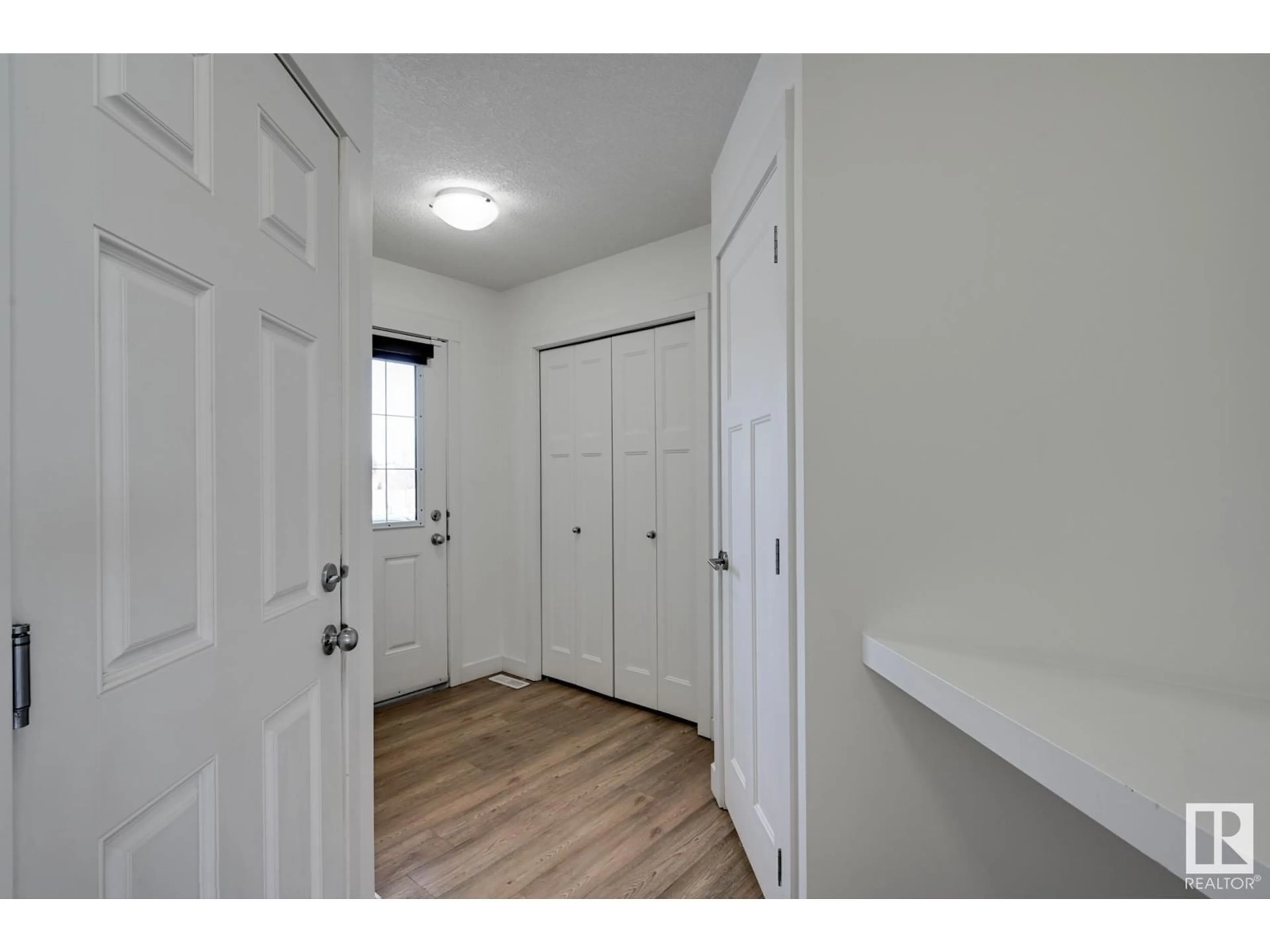 Indoor entryway for 7088 SOUTH TERWILLEGAR DR NW, Edmonton Alberta T6R0V1