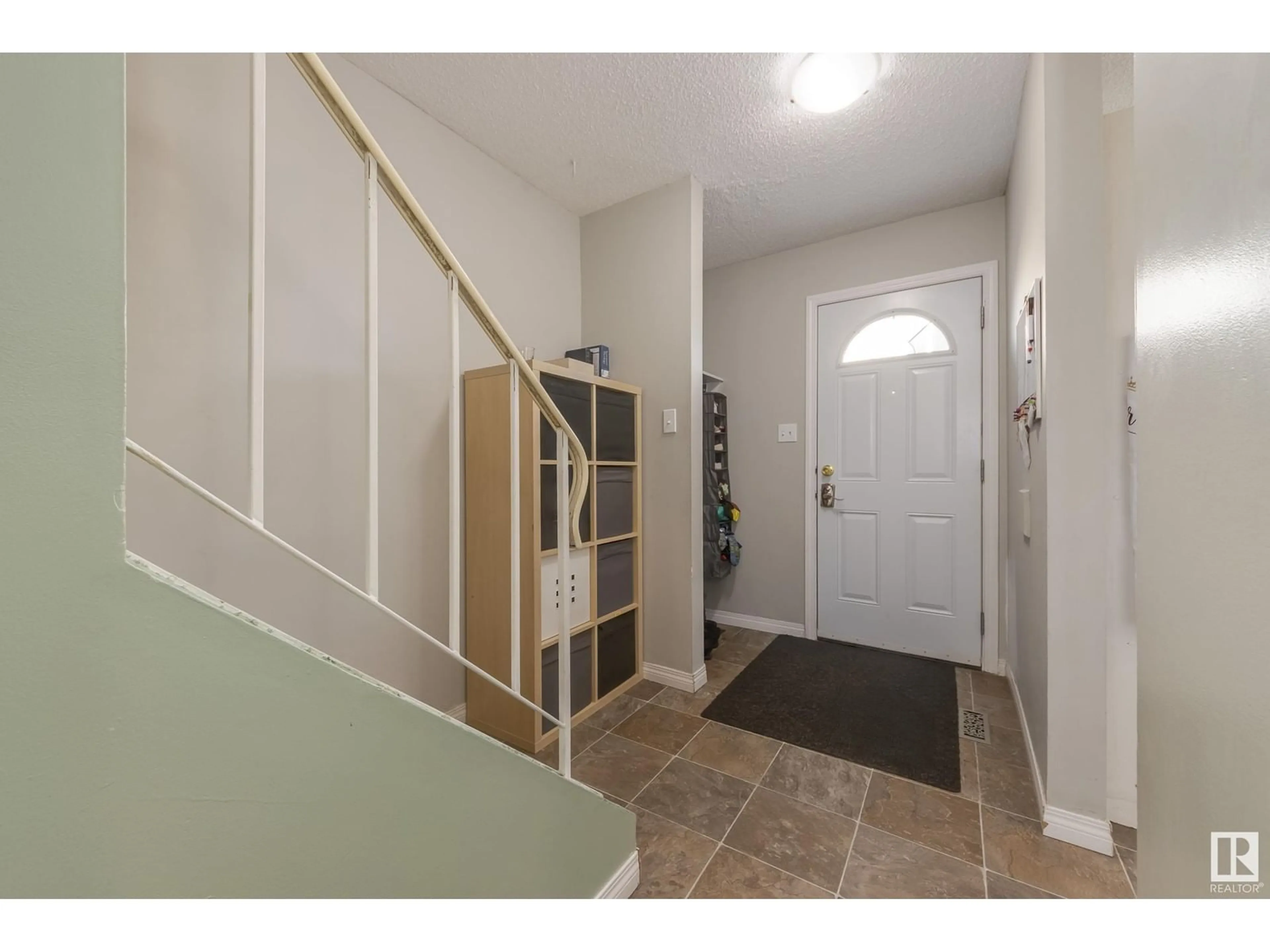 Indoor entryway for 13413 43 ST NW, Edmonton Alberta T5A2Y7