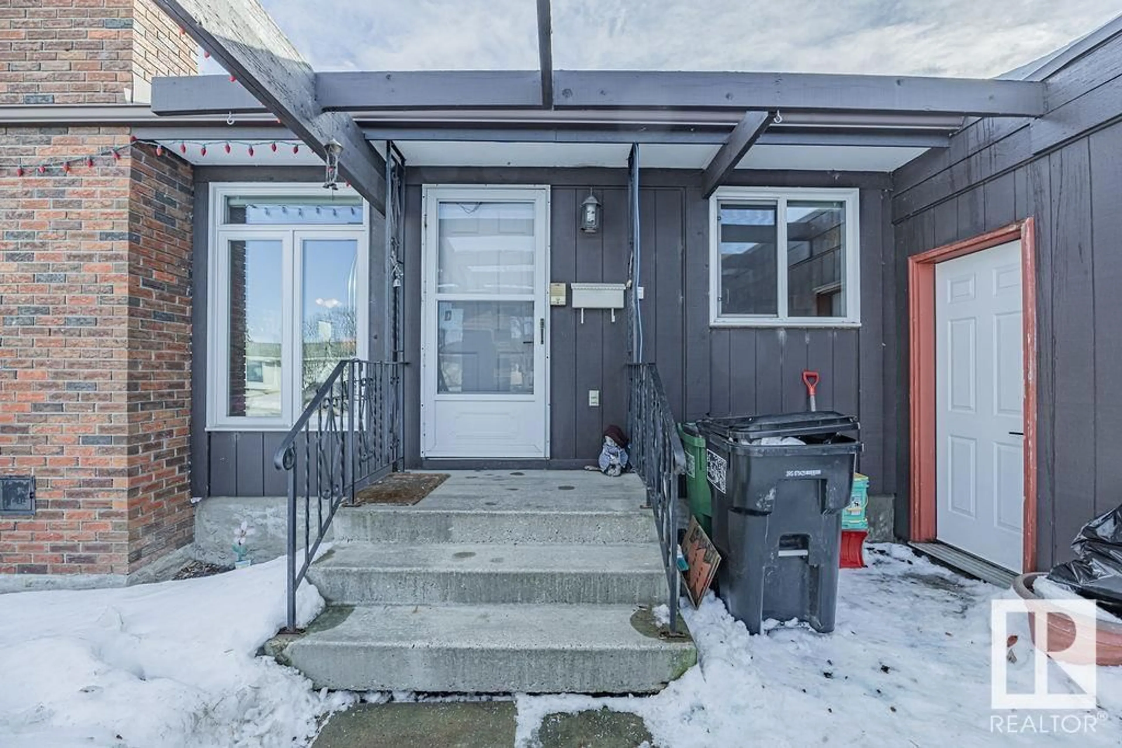 Indoor entryway for 10305 167A AV NW, Edmonton Alberta T5X2Y8