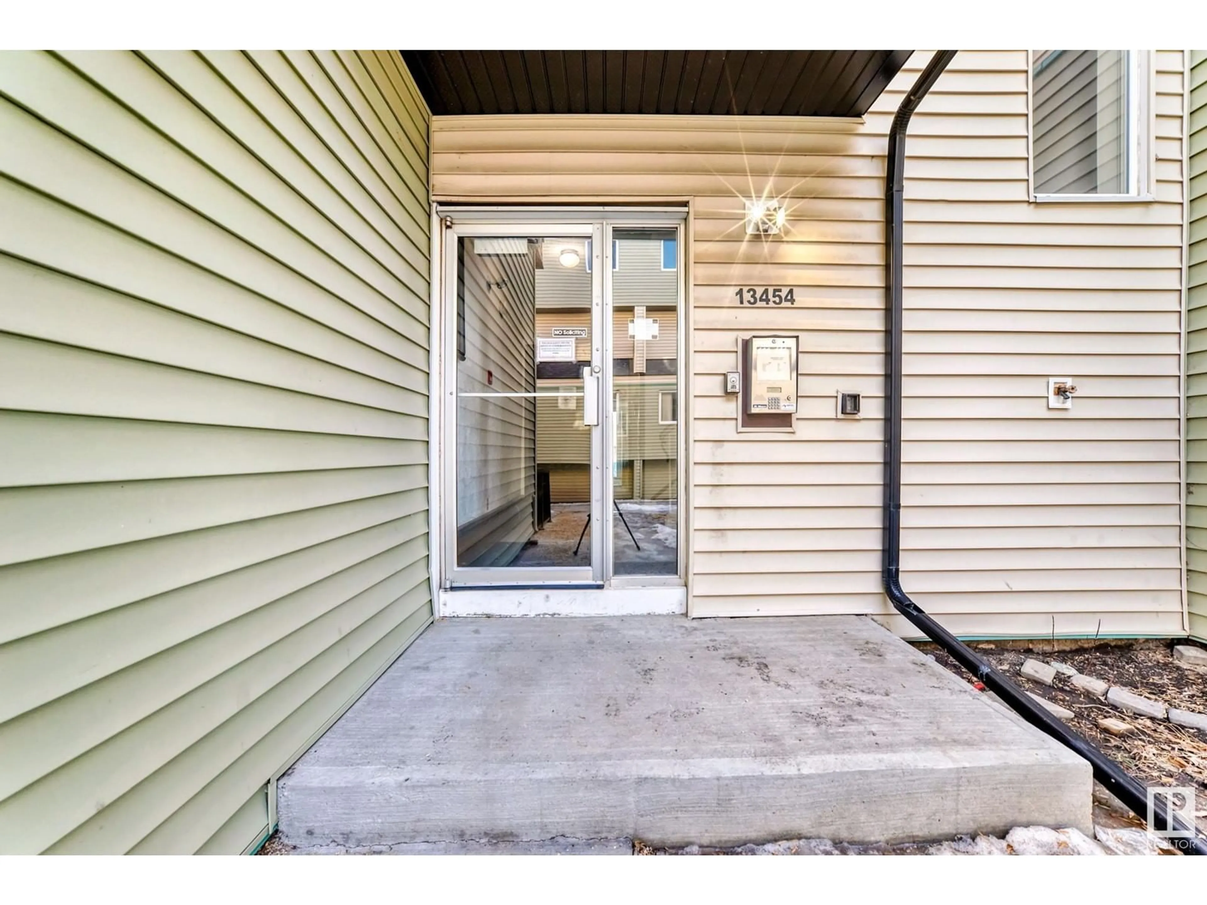 Indoor entryway for #3 13454 FORT RD NW, Edmonton Alberta T5A1C5