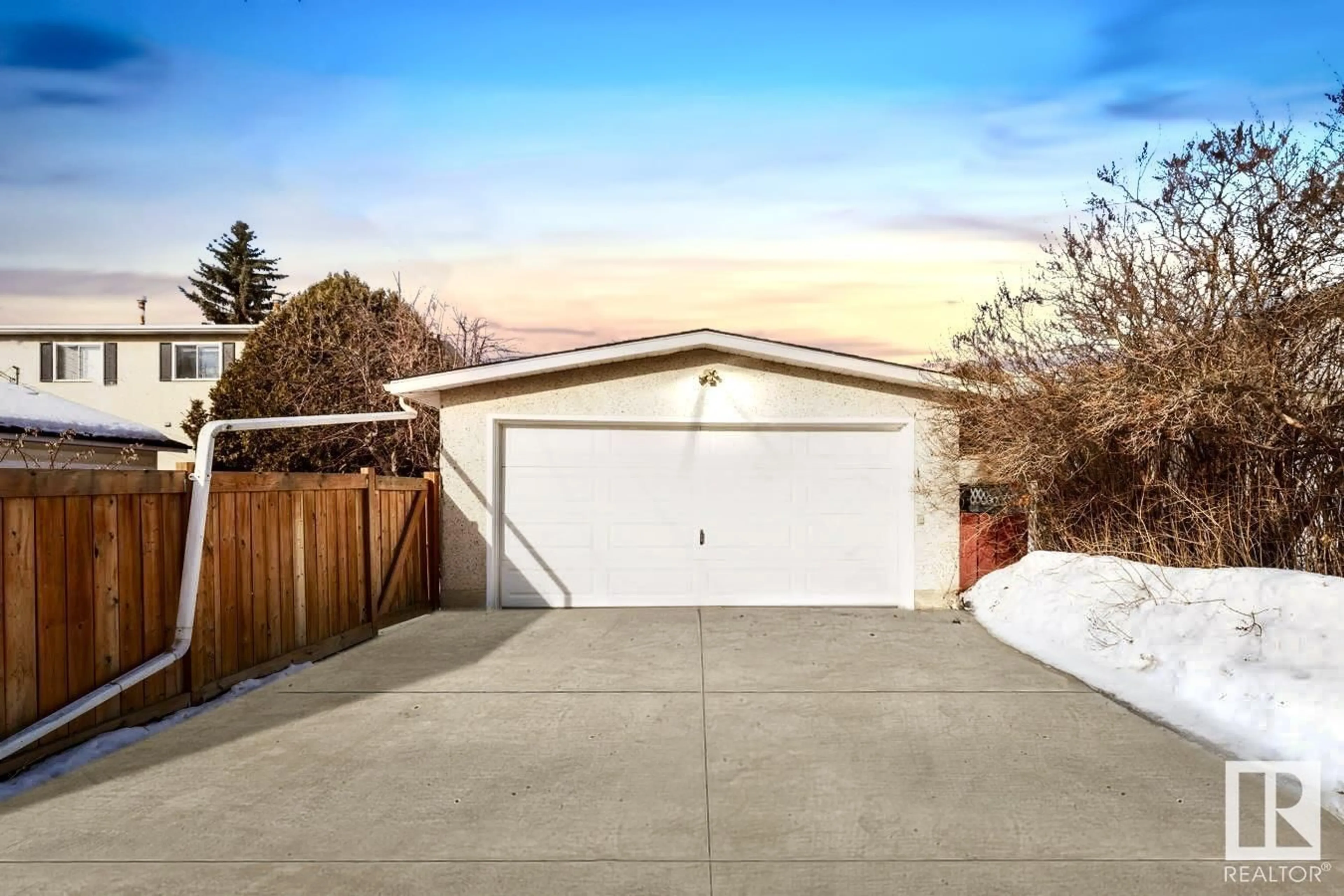 Indoor garage for 8735 92 AV NW, Edmonton Alberta T6C1S2