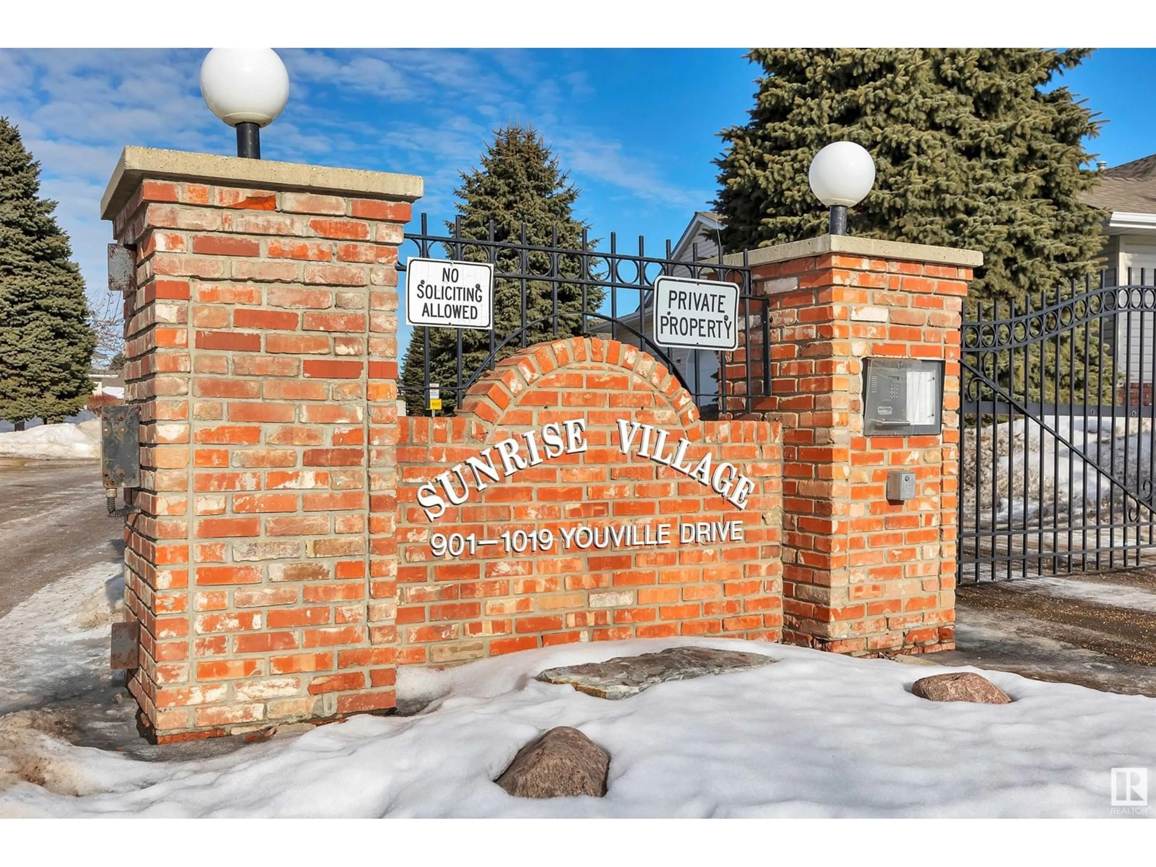 Indoor entryway for 969 YOUVILLE DR NW, Edmonton Alberta T6L6T2