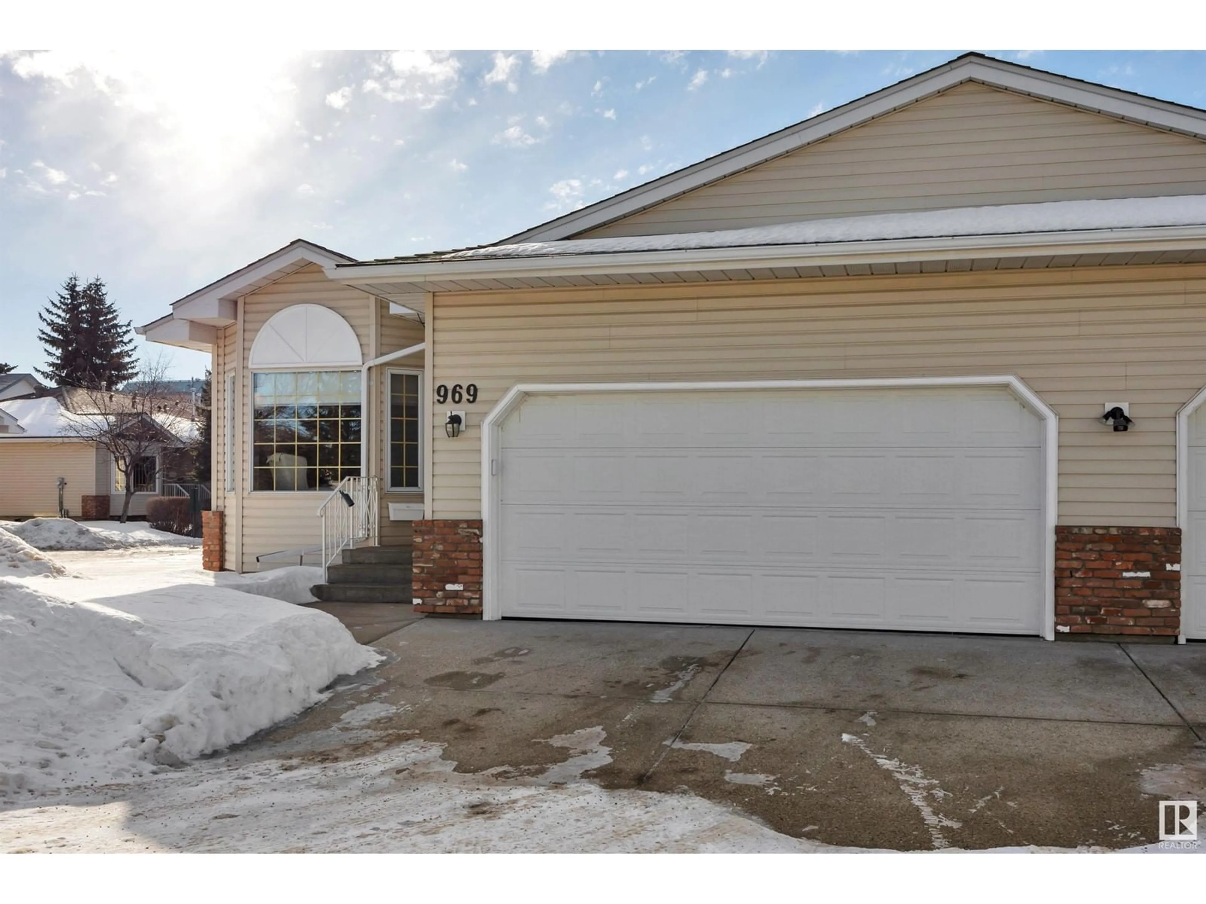 Indoor garage for 969 YOUVILLE DR NW, Edmonton Alberta T6L6T2