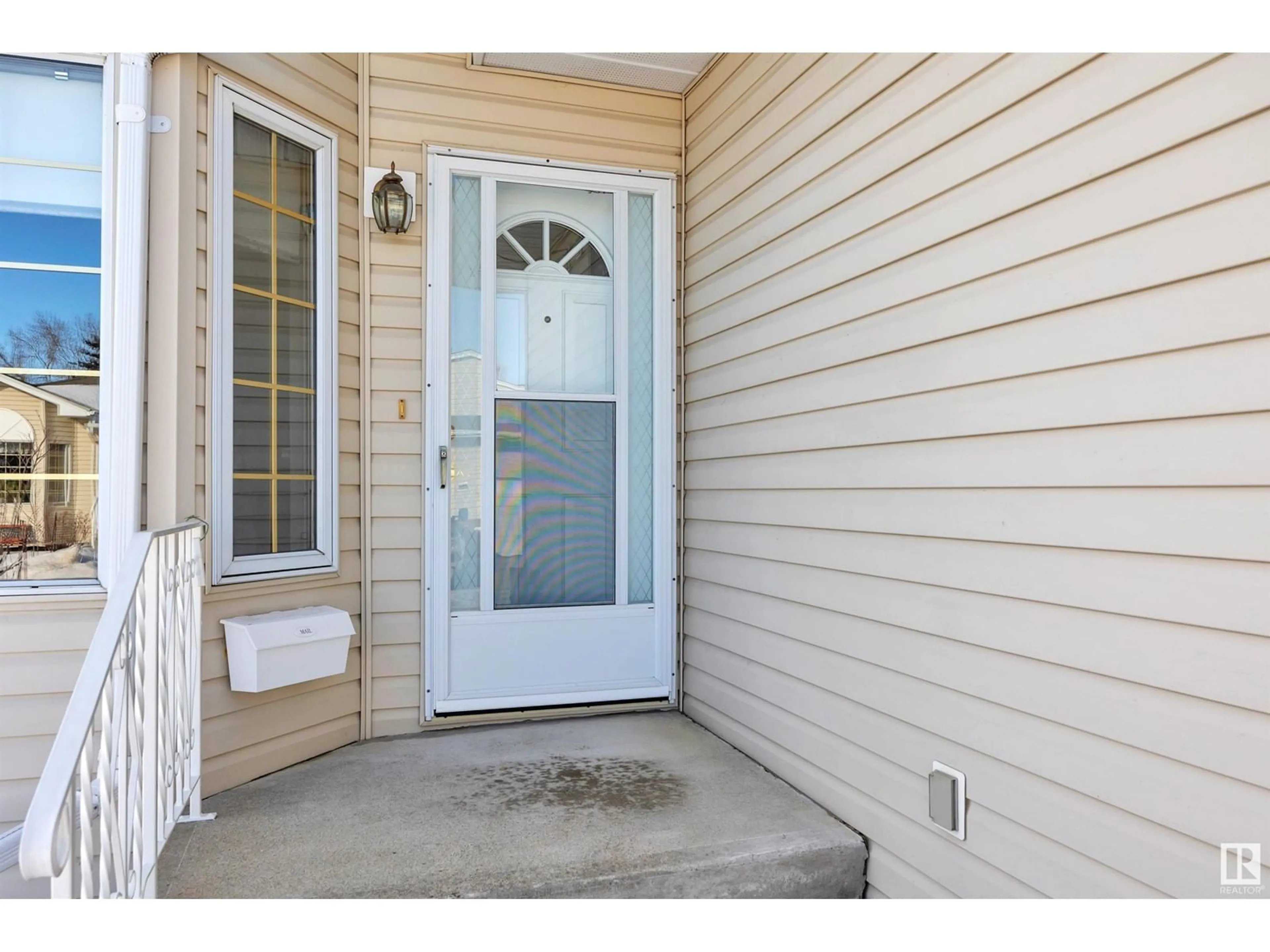 Indoor entryway for 969 YOUVILLE DR NW, Edmonton Alberta T6L6T2