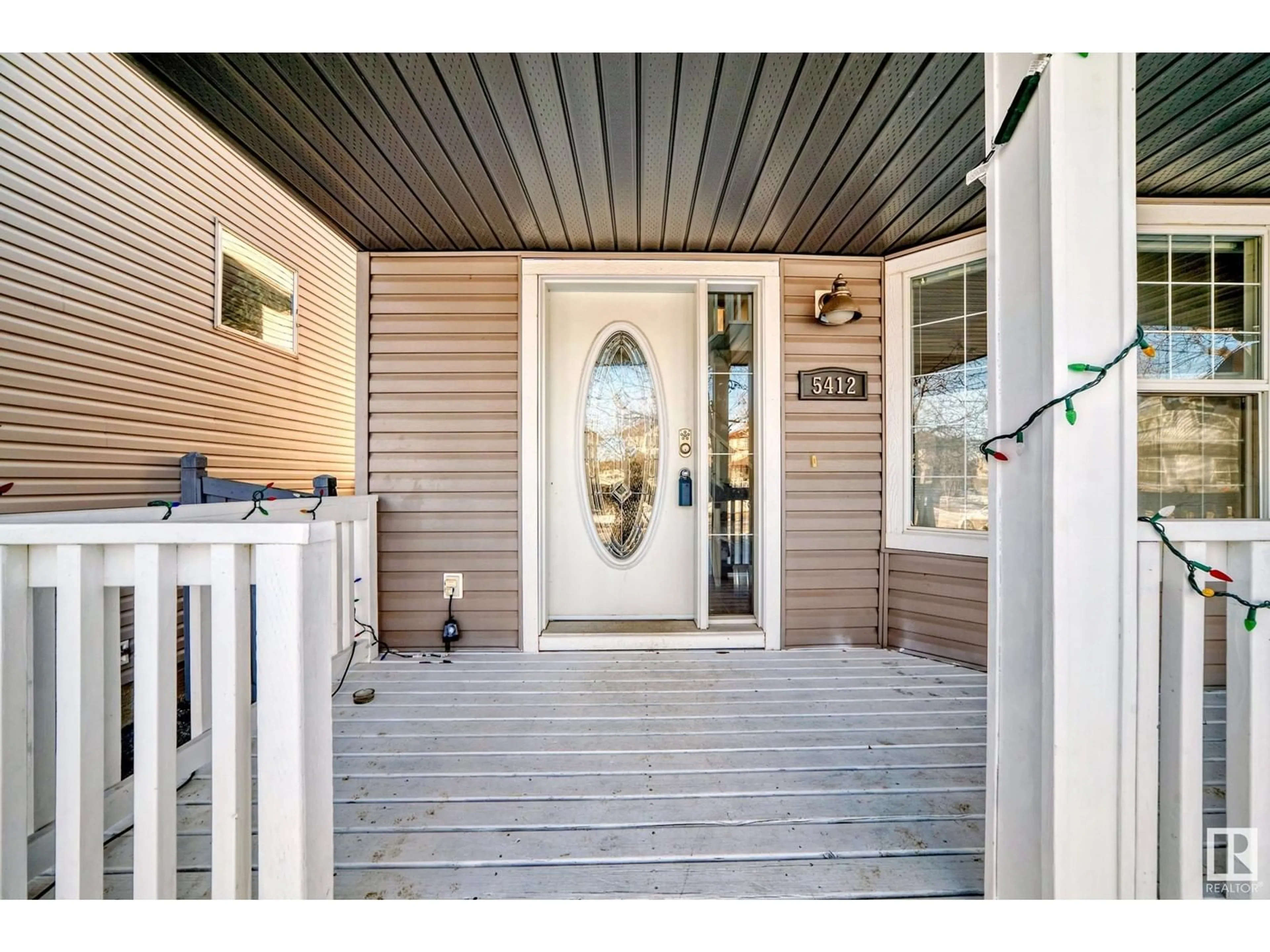 Indoor entryway for 5412 203 ST NW, Edmonton Alberta T6M2W6