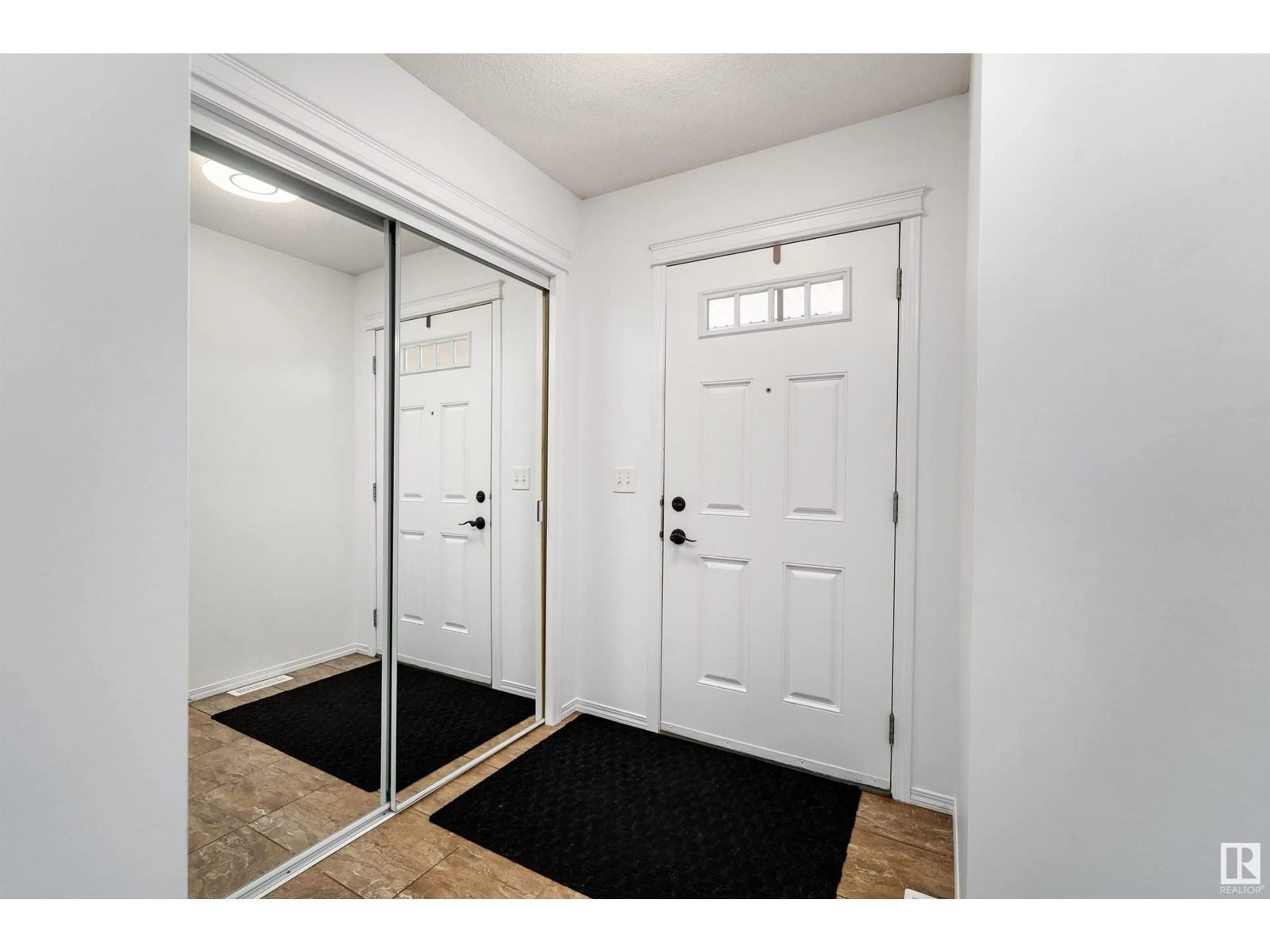 Indoor entryway for 17211 73 ST NW, Edmonton Alberta T5Z0K7