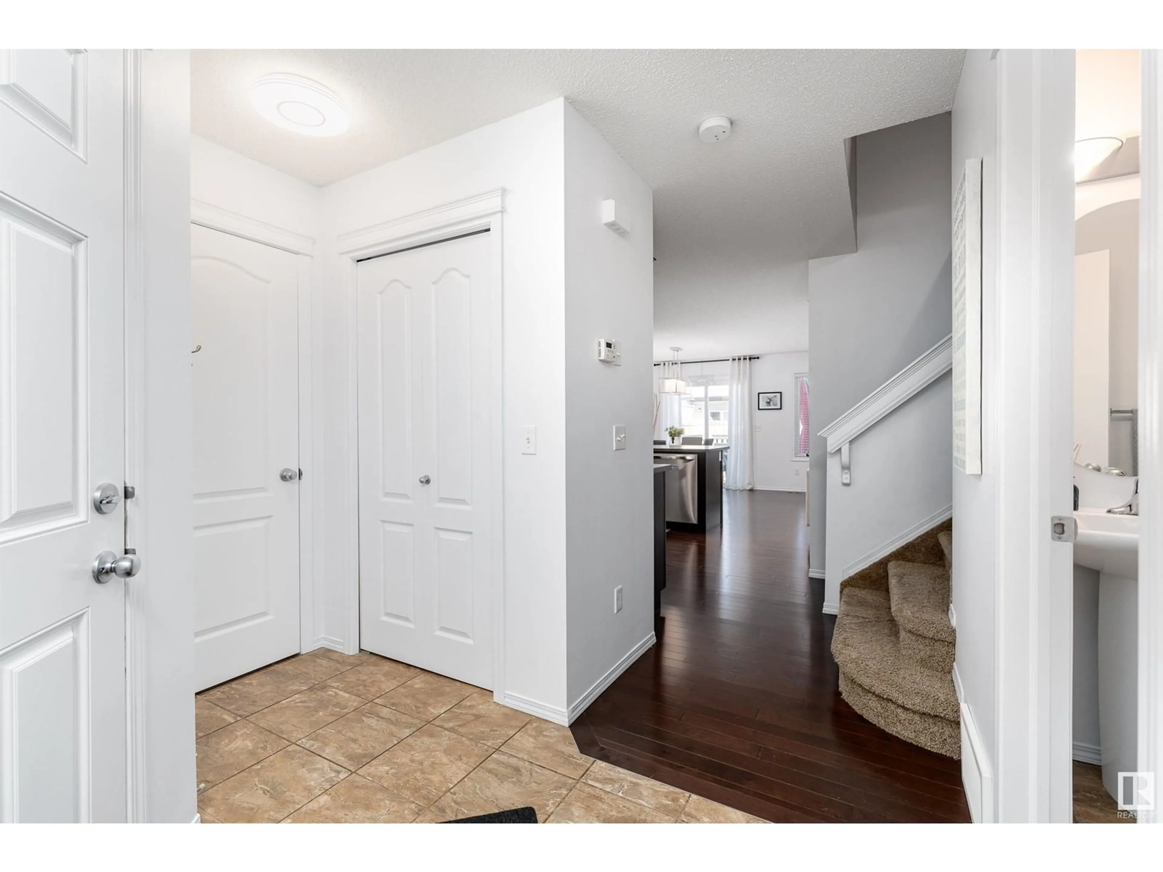 Indoor entryway for 17211 73 ST NW, Edmonton Alberta T5Z0K7