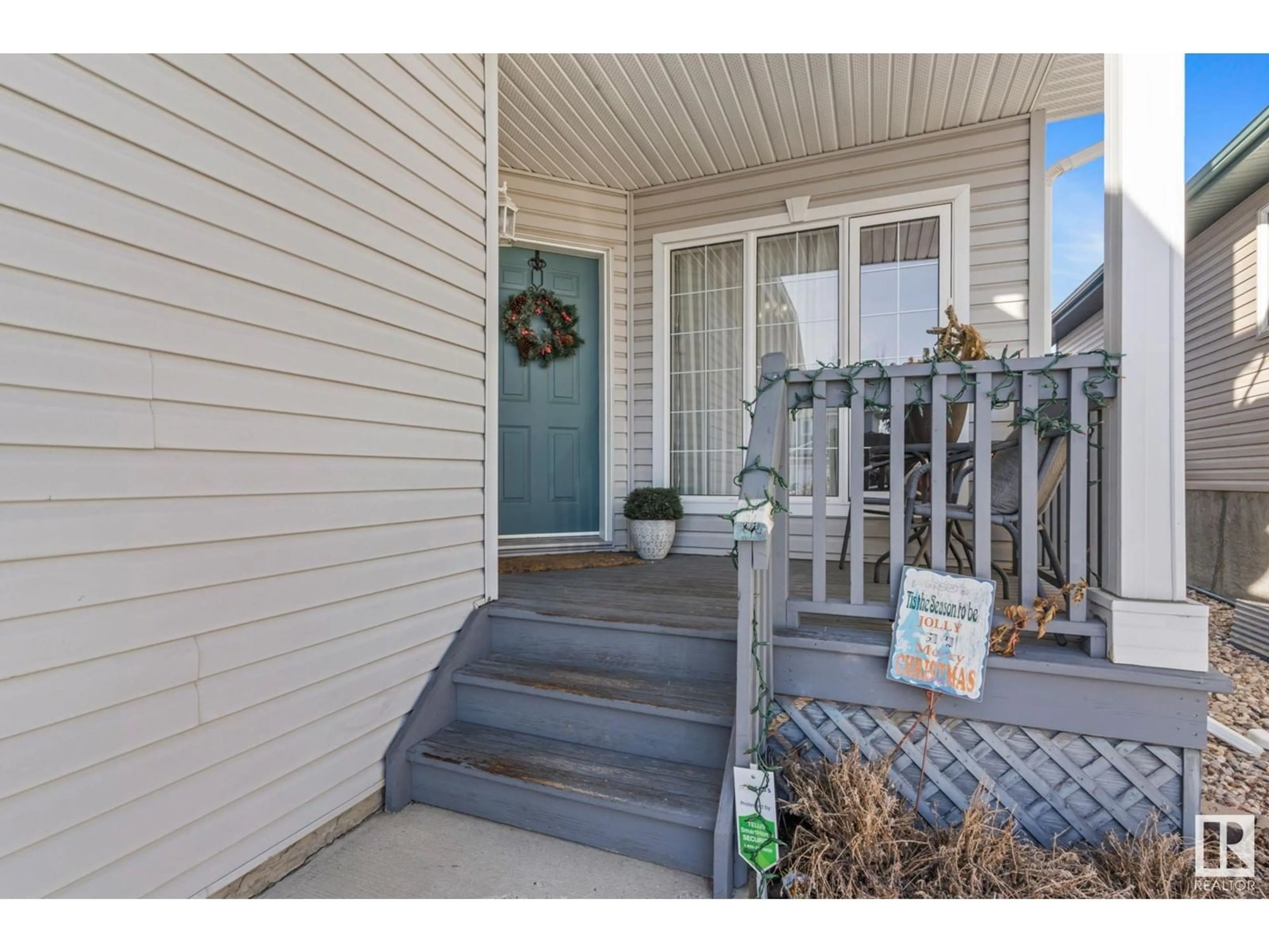 Indoor entryway for 4628 155 AV NW, Edmonton Alberta T5Y3L7