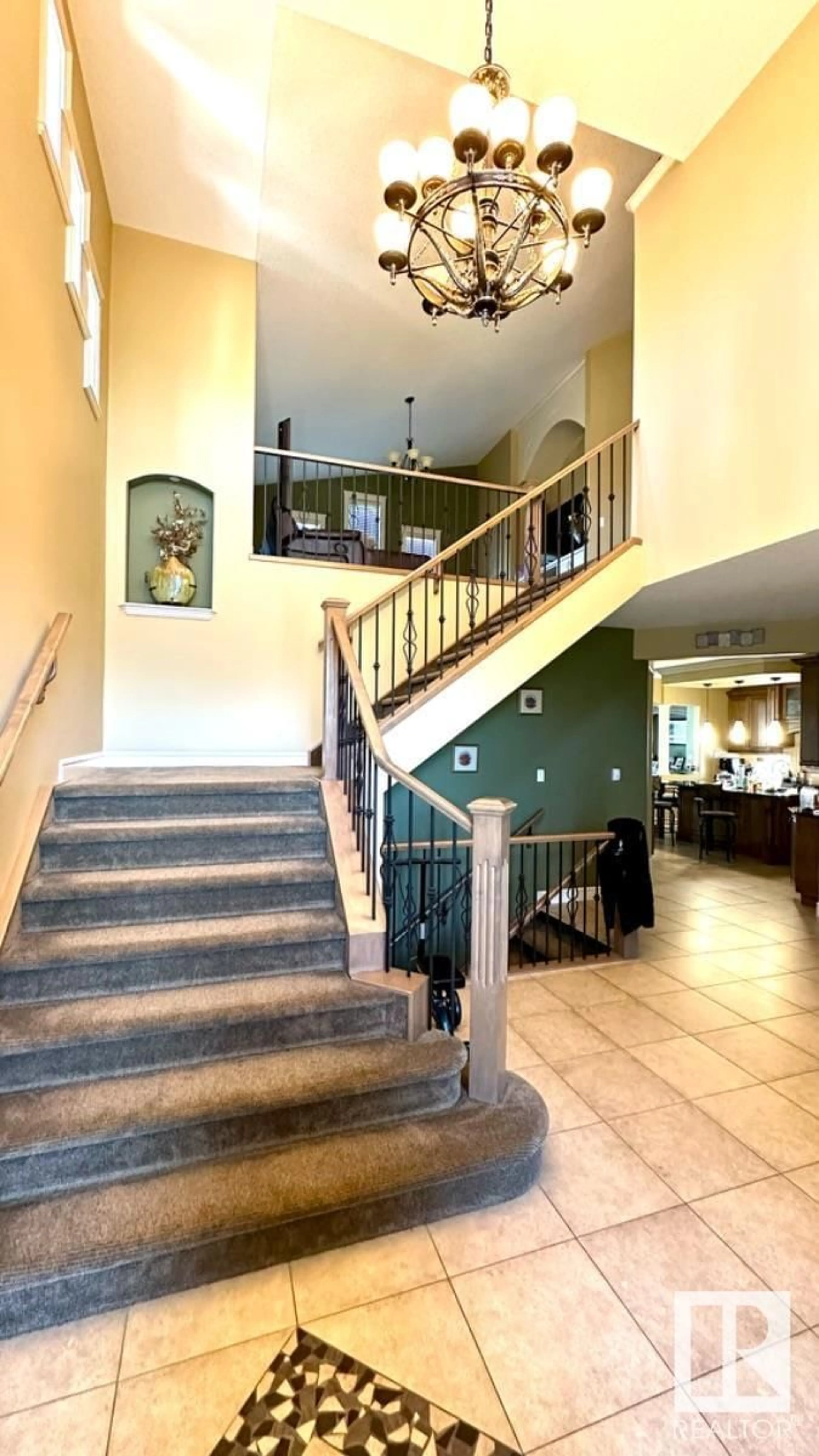 Indoor foyer for 5120 154 AV NW, Edmonton Alberta T5Y0L5