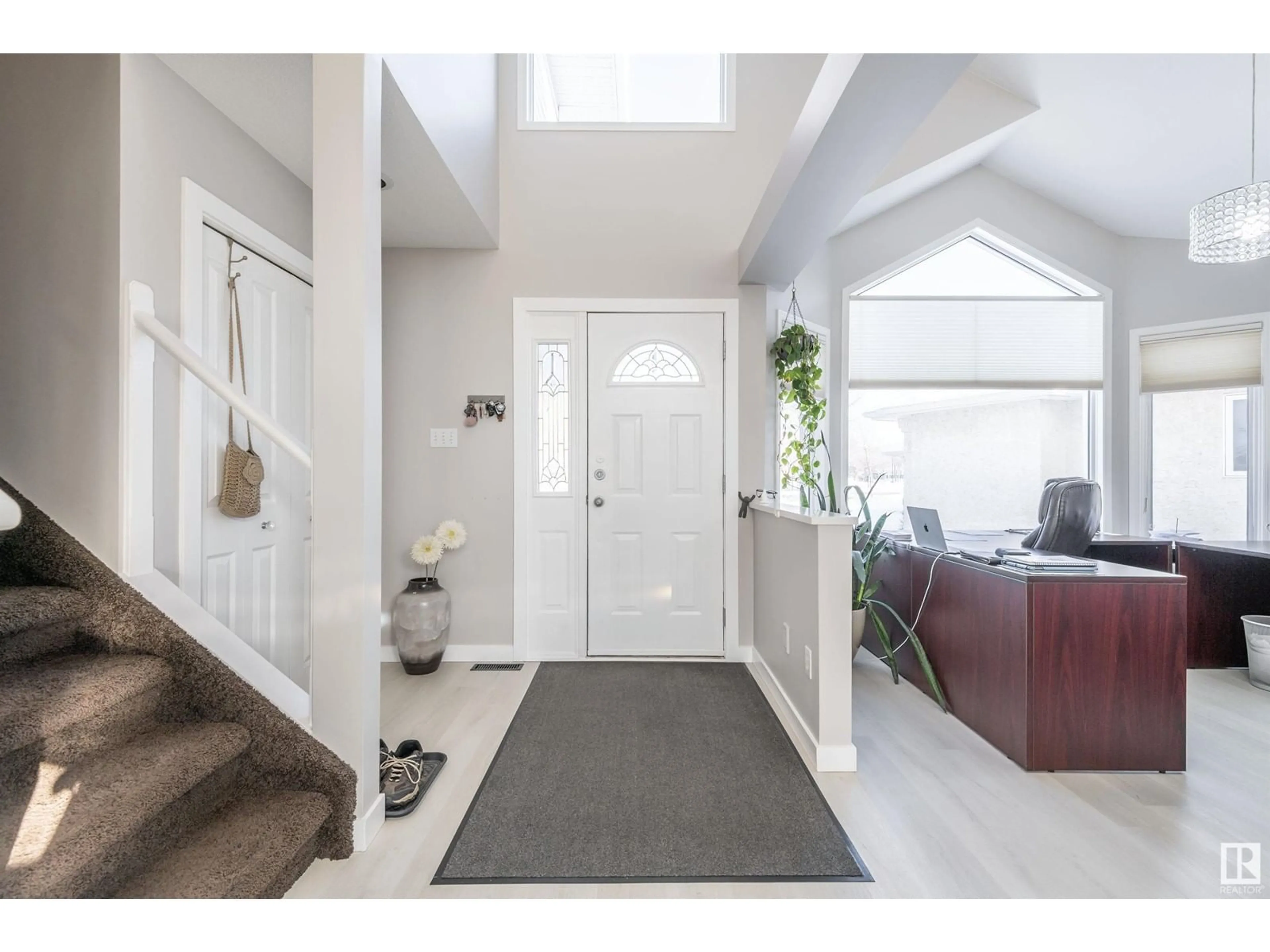 Indoor entryway for 1207 Potter Greens DR NW, Edmonton Alberta T5T5Y7