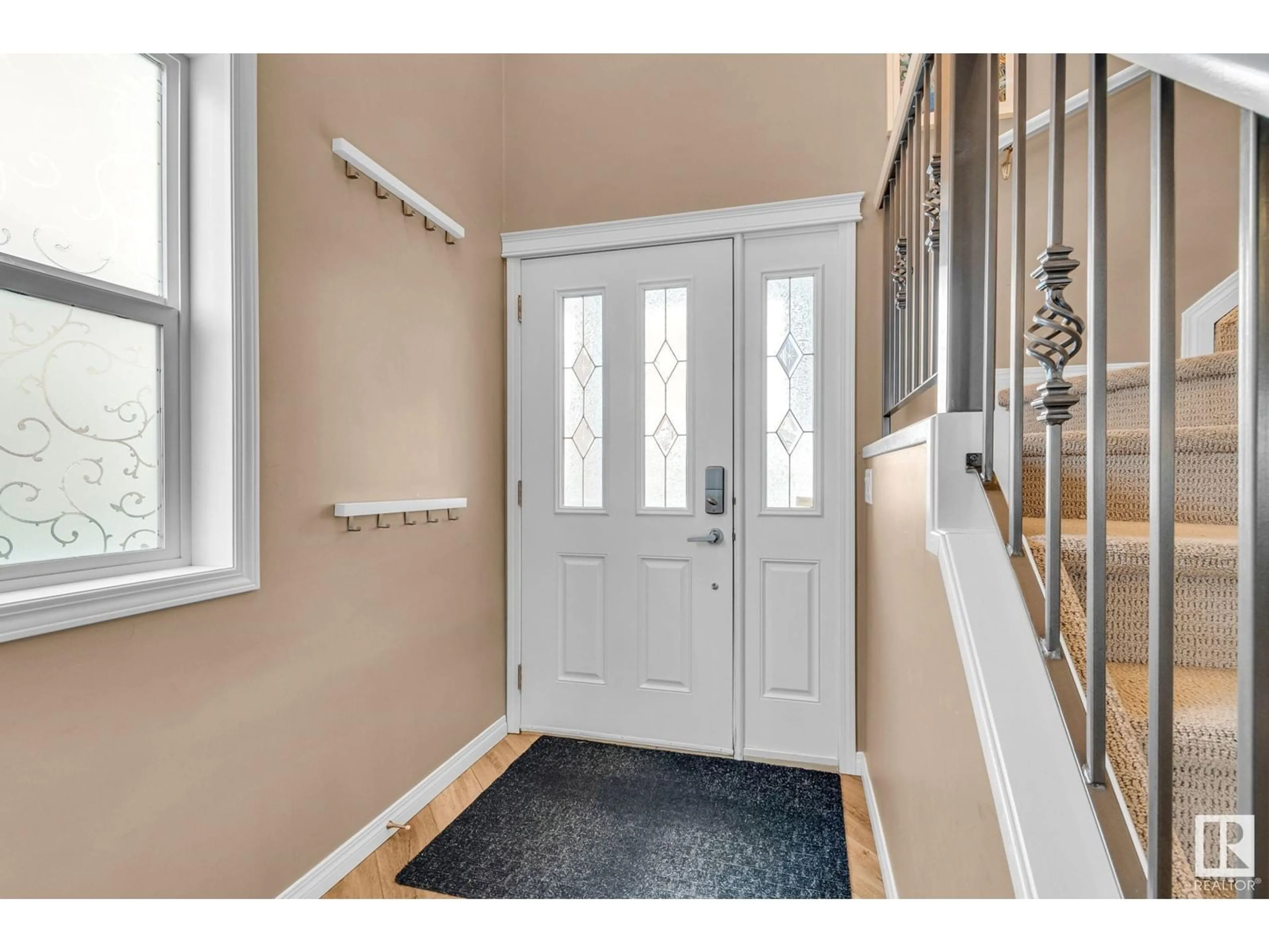 Indoor entryway for 9016 205 ST NW, Edmonton Alberta T5T0X1