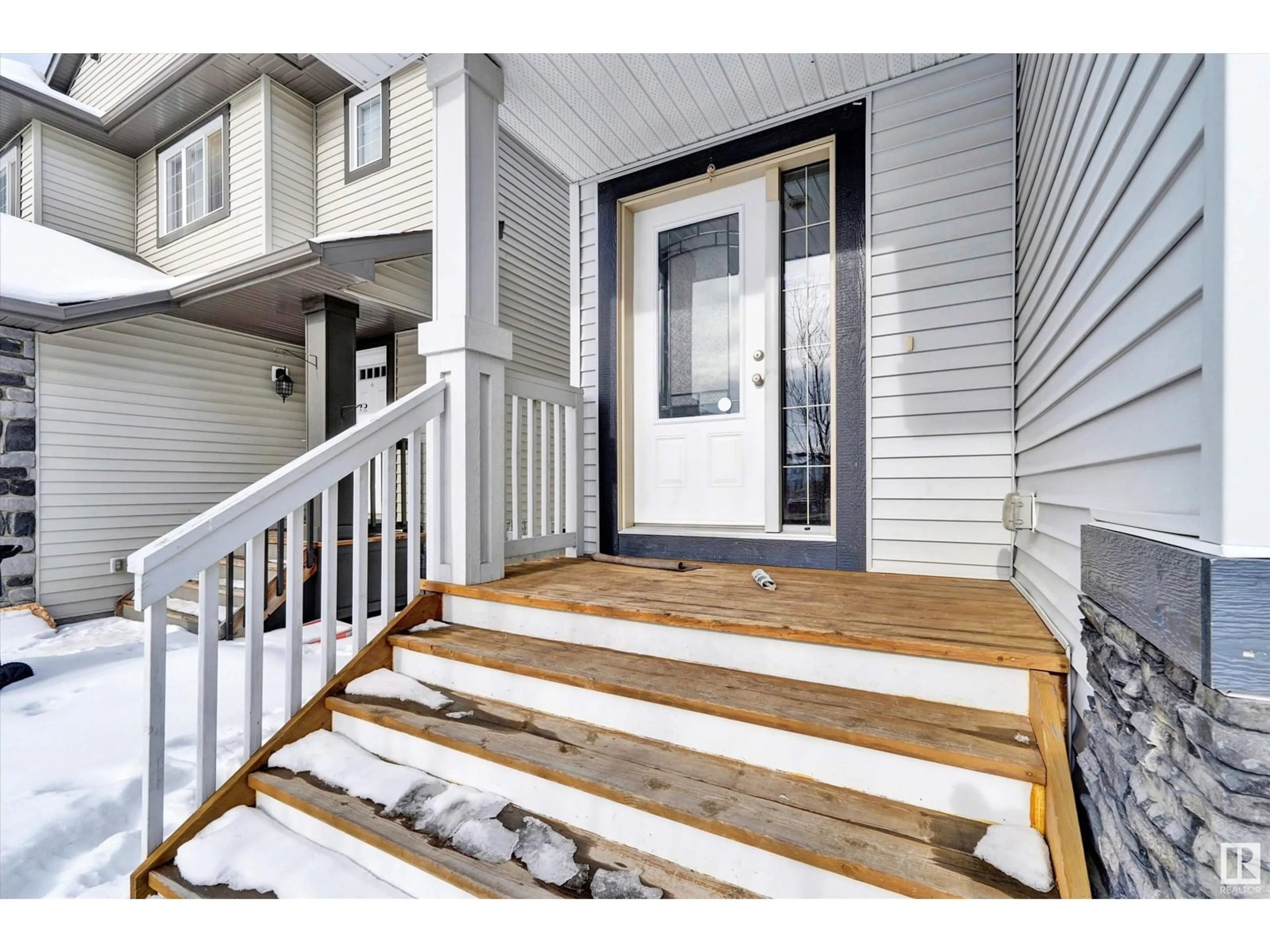 Indoor entryway for 2832 16 Avenue NW NW, Edmonton Alberta T6T0Z6