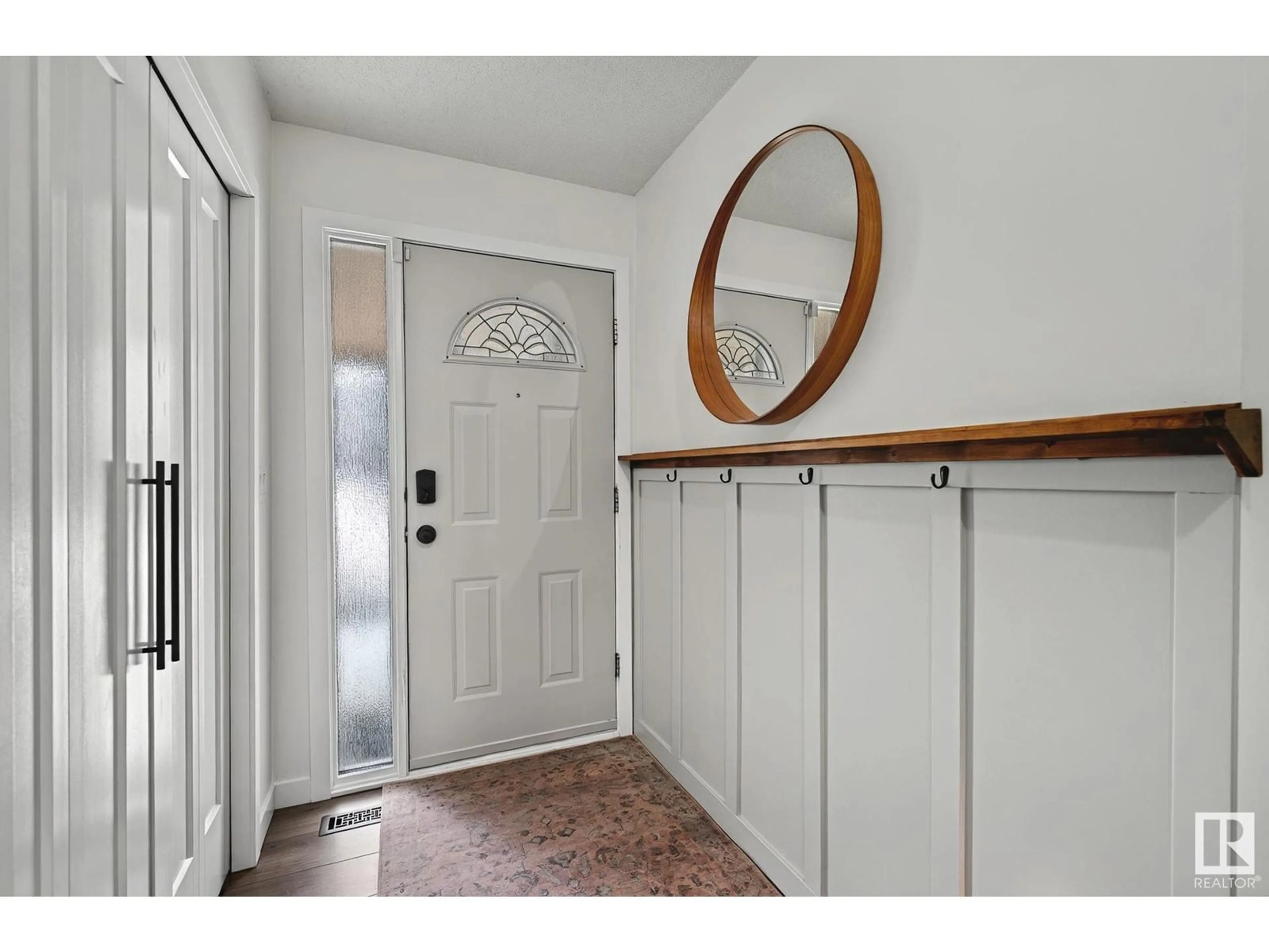 Indoor entryway for 41 GLAEWYN ES, St. Albert Alberta T8N2S5