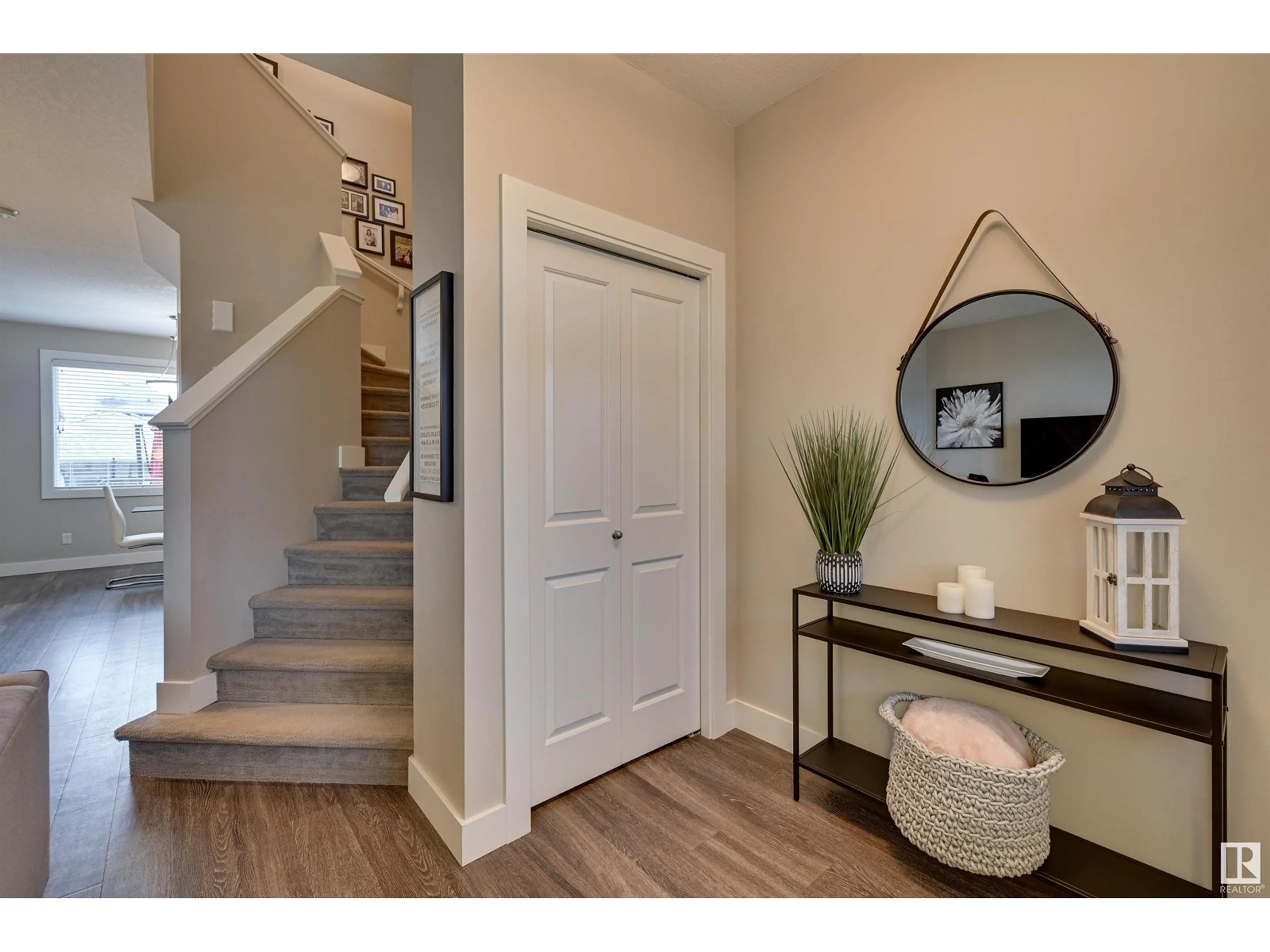 Indoor entryway for 364 CHAPPELLE DR SW, Edmonton Alberta T6W2Z2