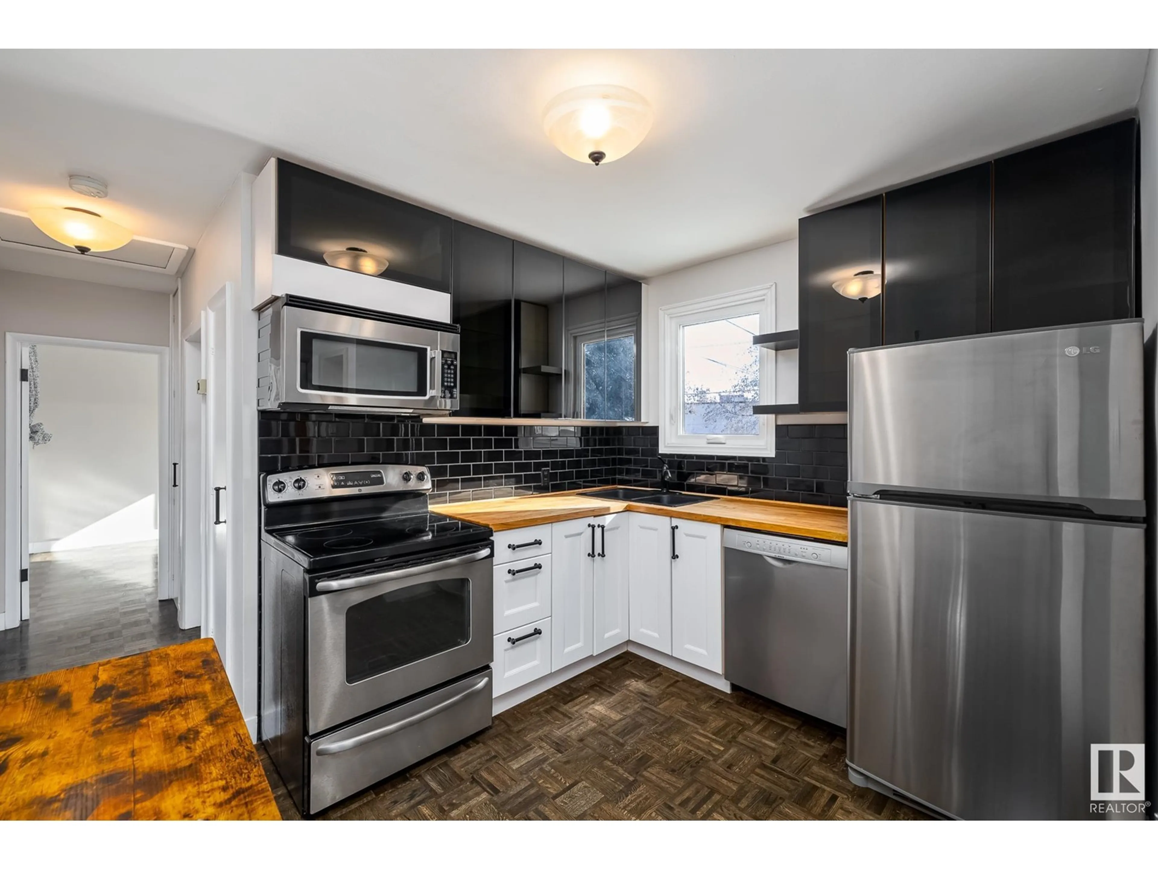 Standard kitchen, unknown for 7601 91 AV NW, Edmonton Alberta T6C1P7