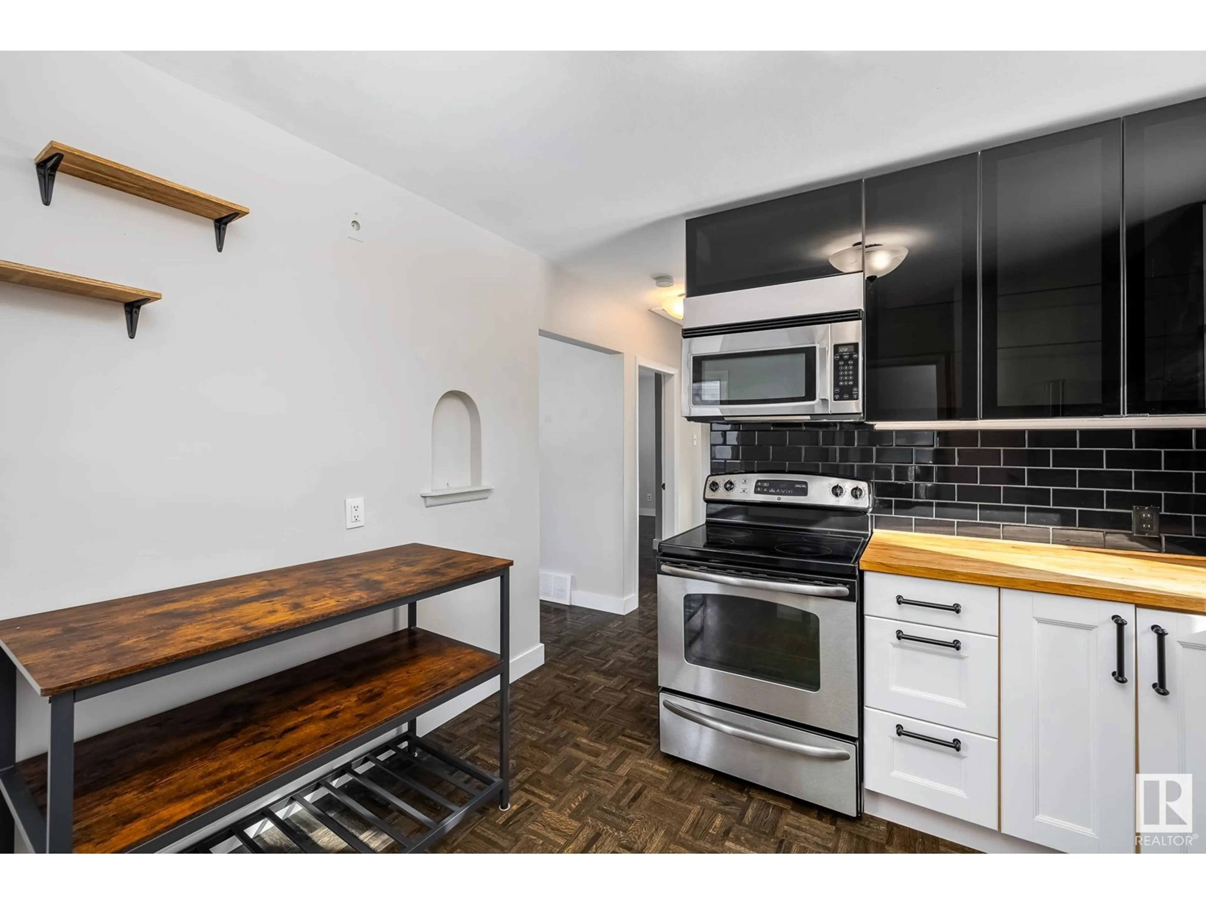 Standard kitchen, unknown for 7601 91 AV NW, Edmonton Alberta T6C1P7