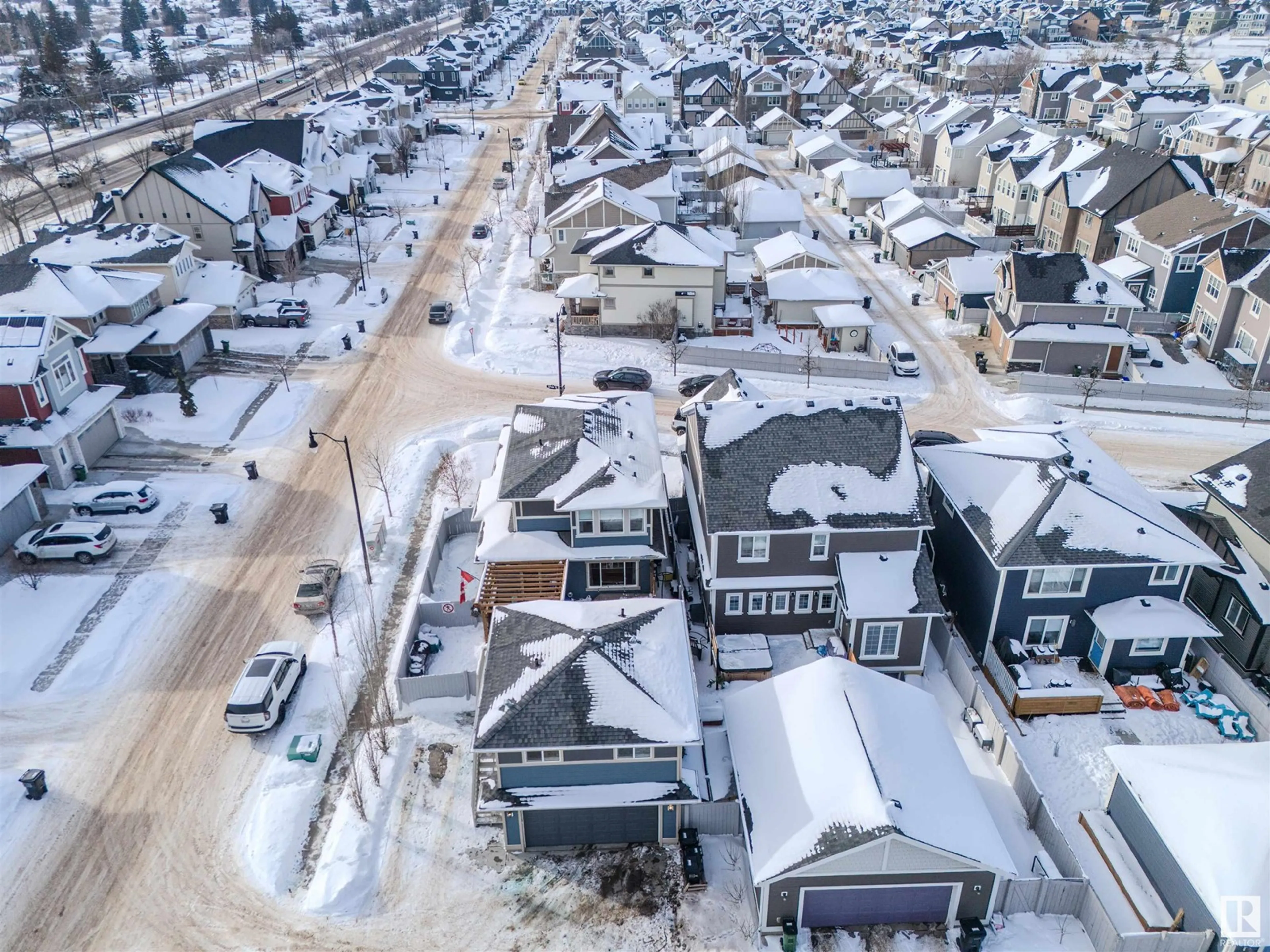 A pic from outside/outdoor area/front of a property/back of a property/a pic from drone, street for 2103 TOPHAM ST NW, Edmonton Alberta T5E6W2