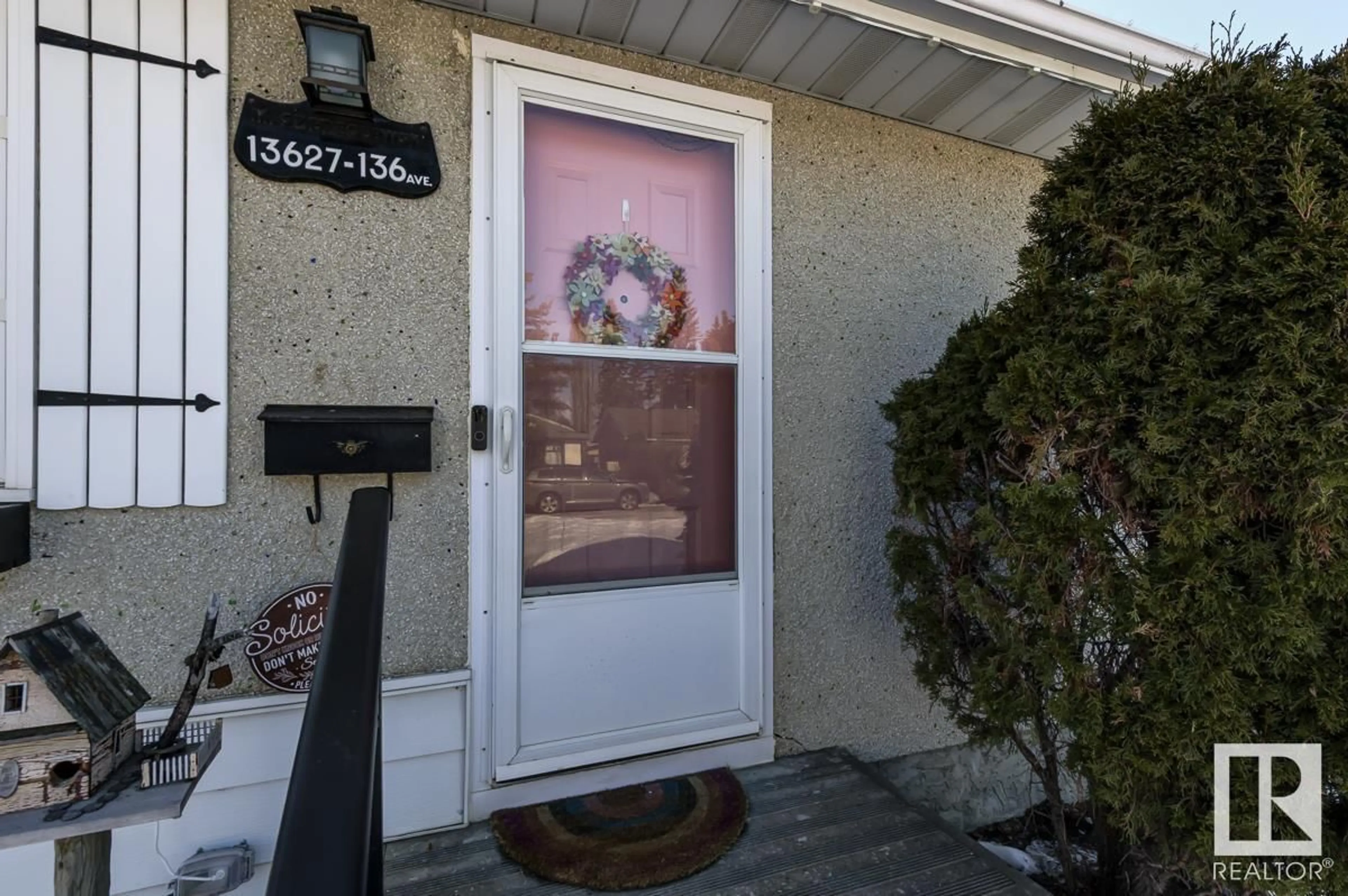 Indoor entryway for 13627 136 AV NW, Edmonton Alberta T5L4B5