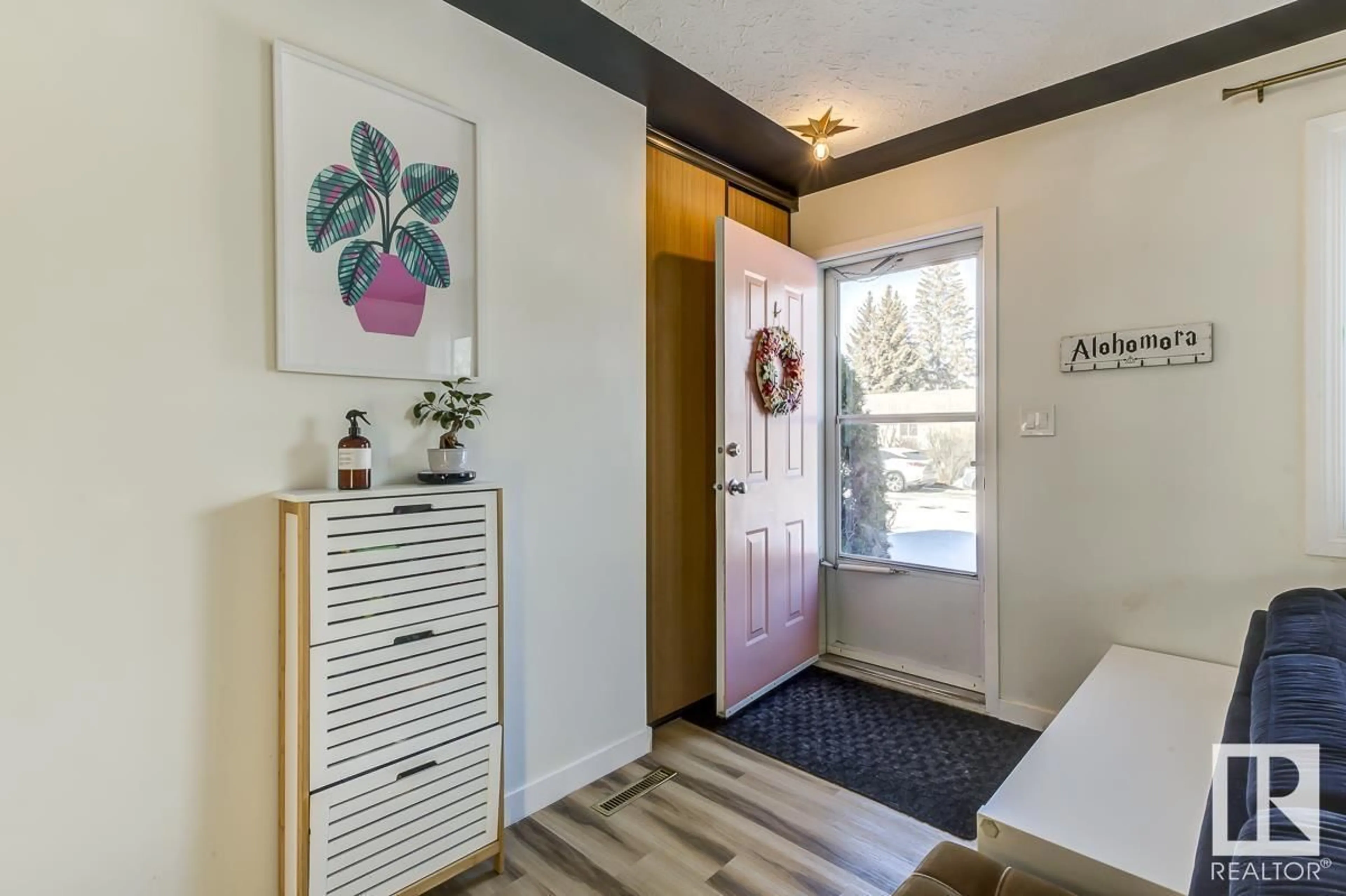 Indoor entryway for 13627 136 AV NW, Edmonton Alberta T5L4B5