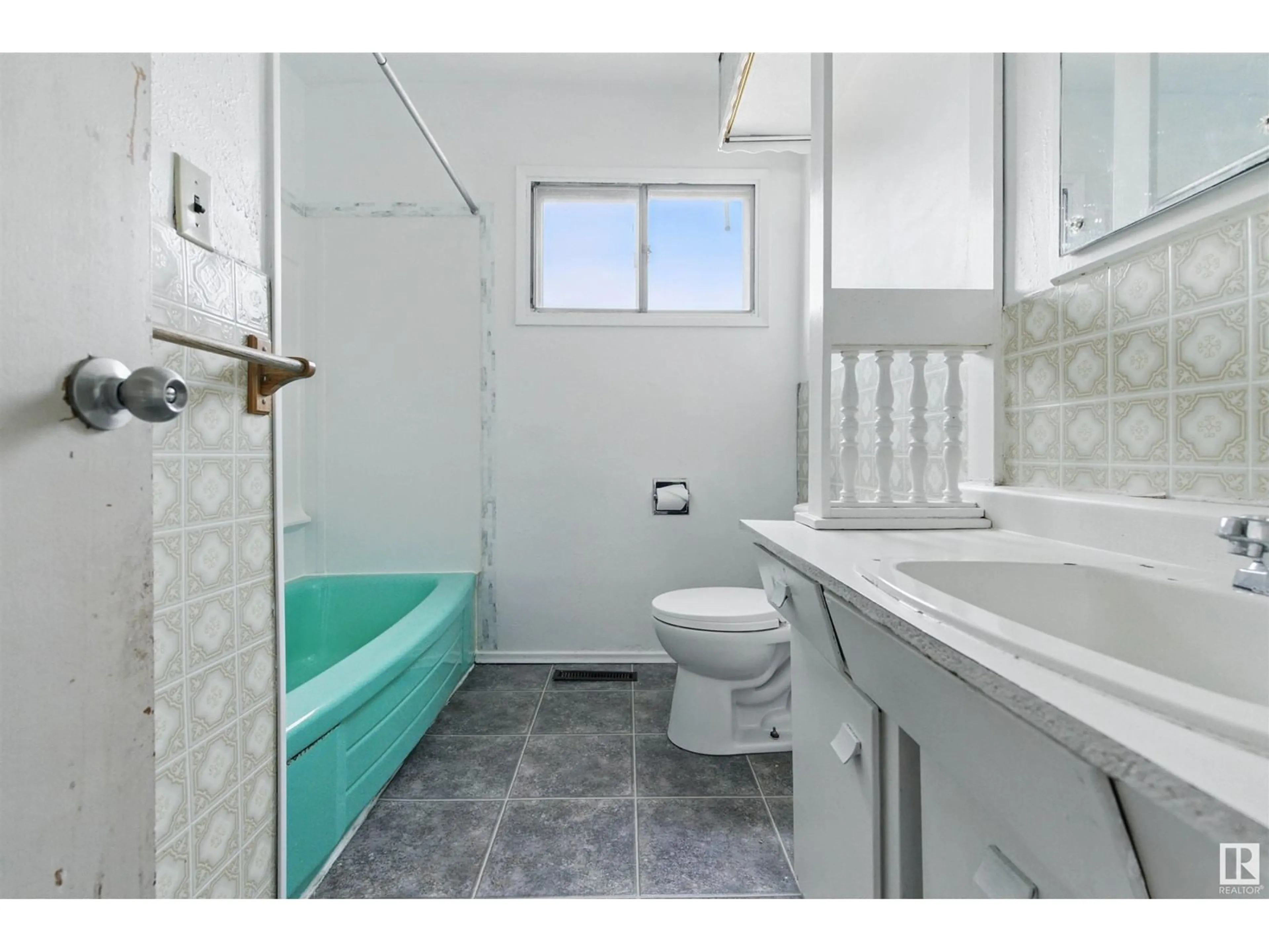 Standard bathroom, ceramic/tile floor for 4928 49 ST, Lamont Alberta T0B2R0